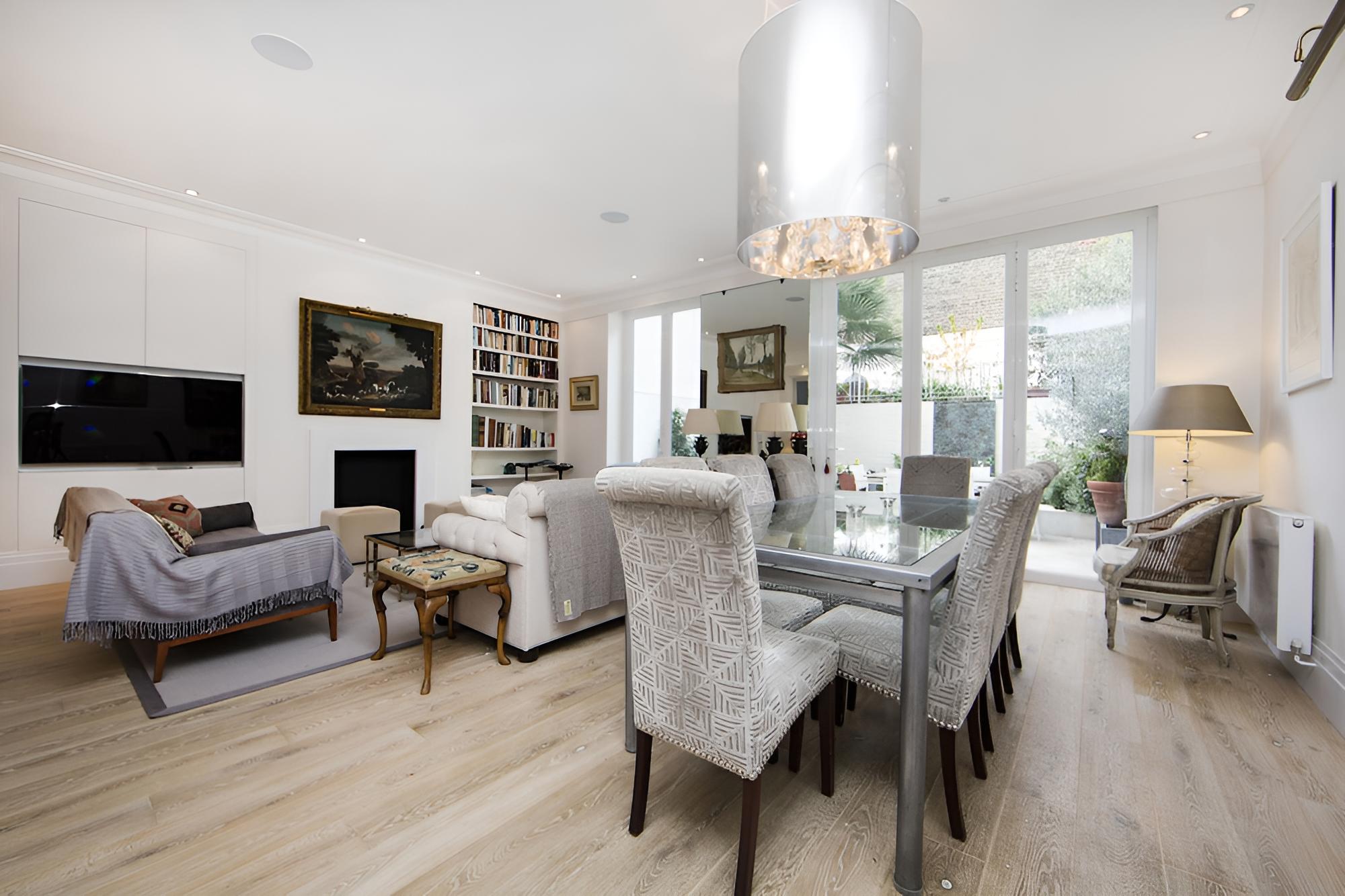 Beautiful and Spacious 2 Bed/2 Bath Property Just Moments From Earls Court