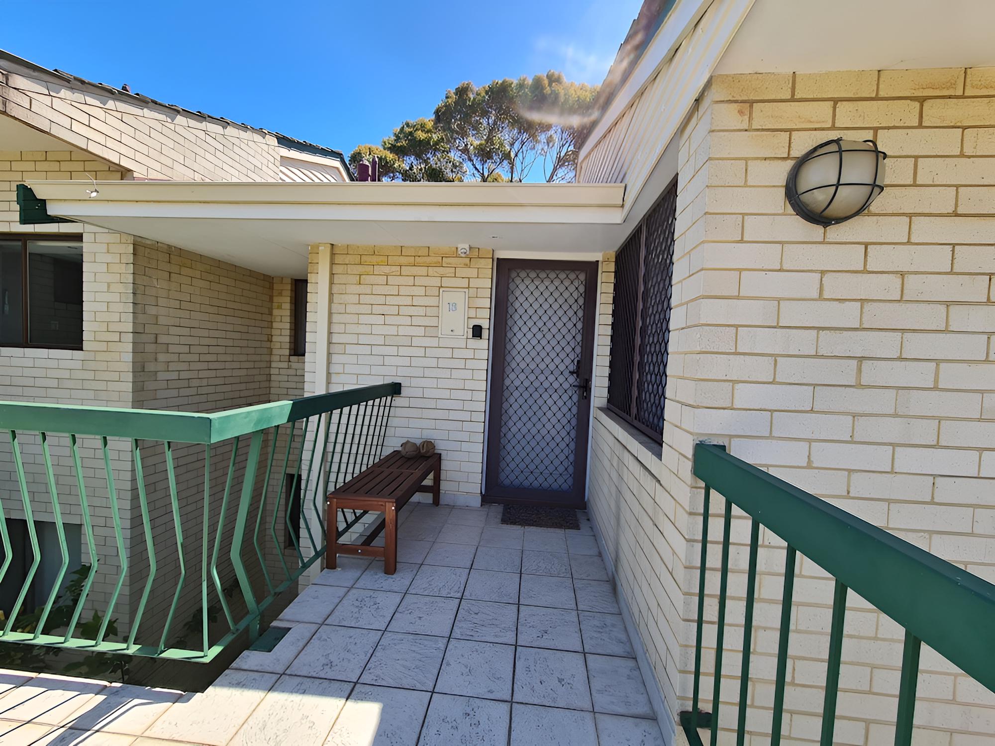 SUMMER BREEZE - Holiday and Business Accommodation