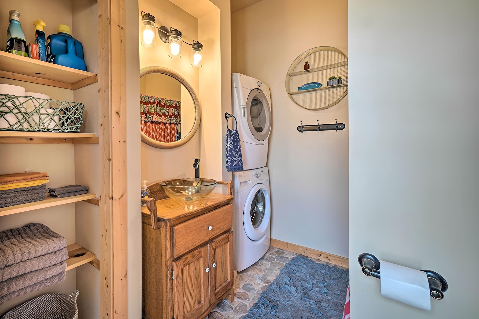 Quaint Diamond City Studio - Walk to Lake!