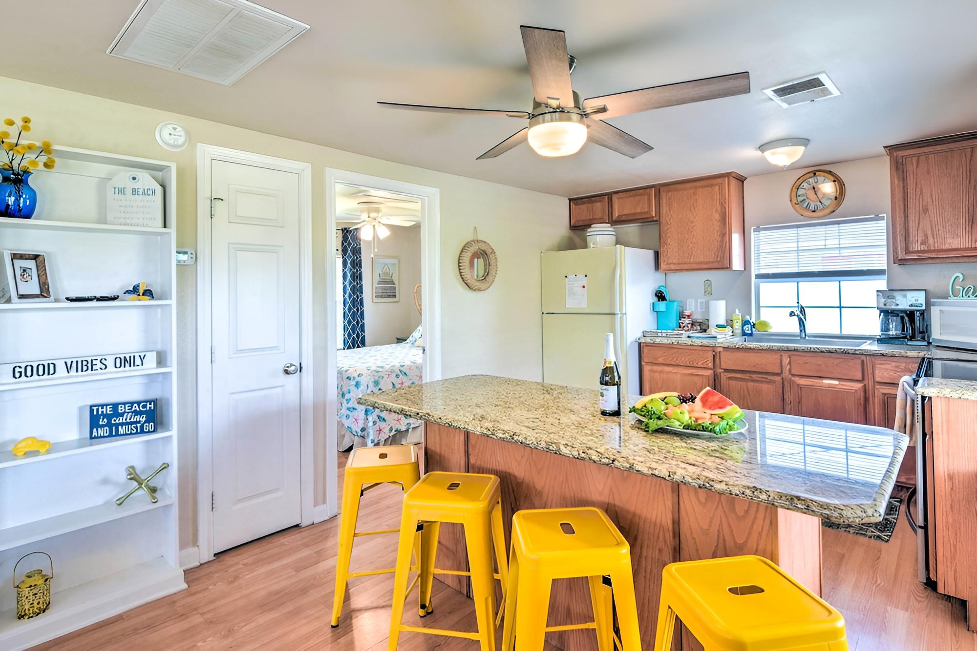 Vibrant Freeport Home: Walk to Sunny Beaches!