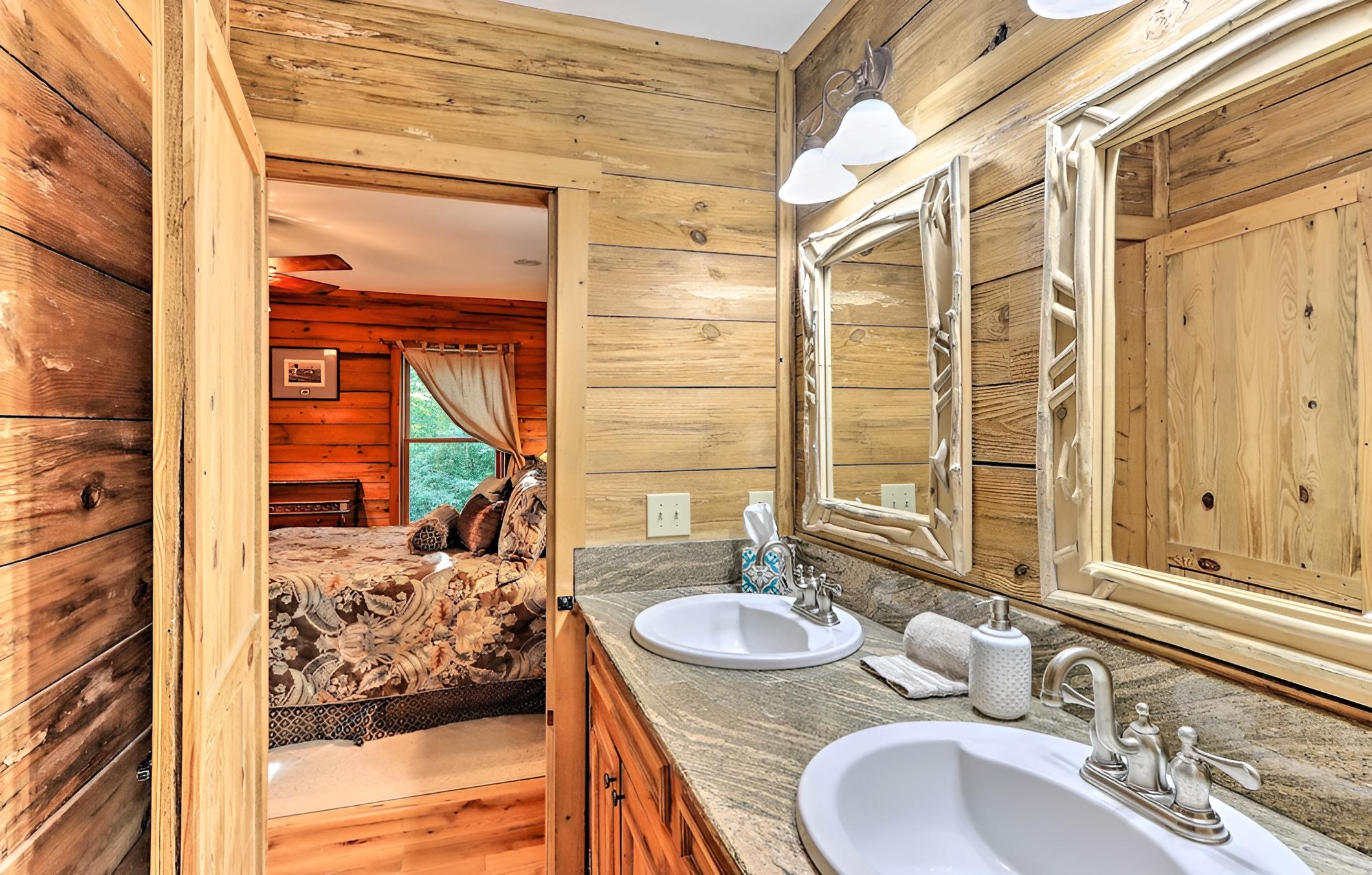 Cozy Brasstown Cabin: Deck, Grill + Kayaks!