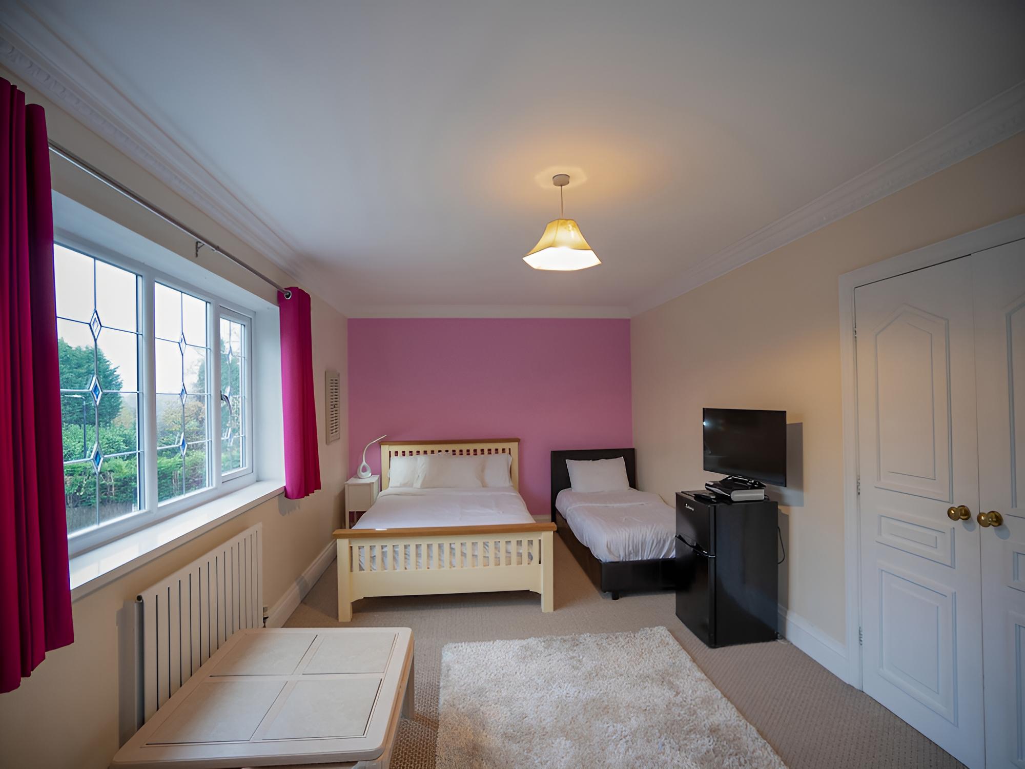 OakCroft GuestHouse Manchester Airport