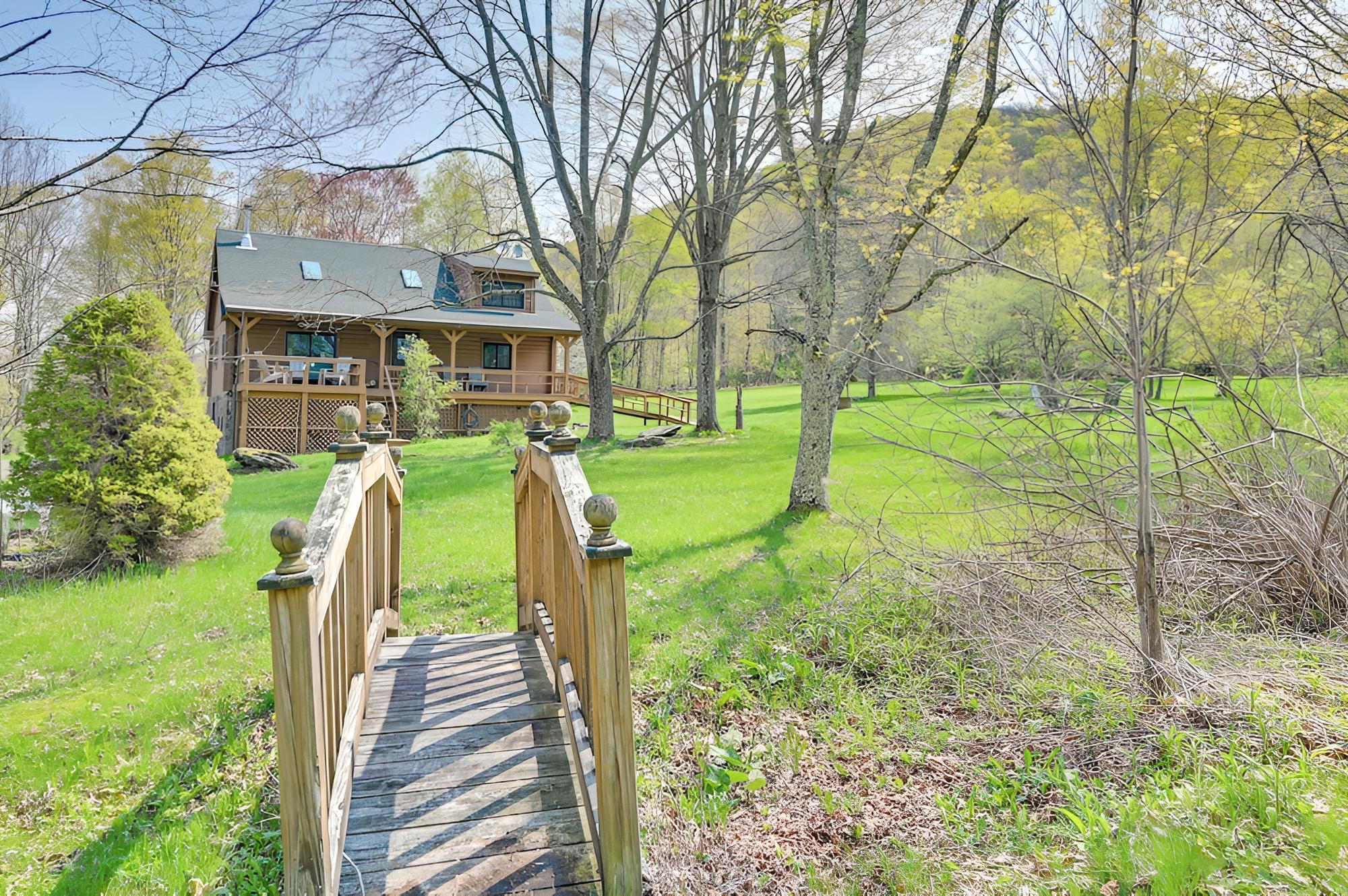 Log Cabin: 9 Mi to Plattekill & Belleayre Mtn