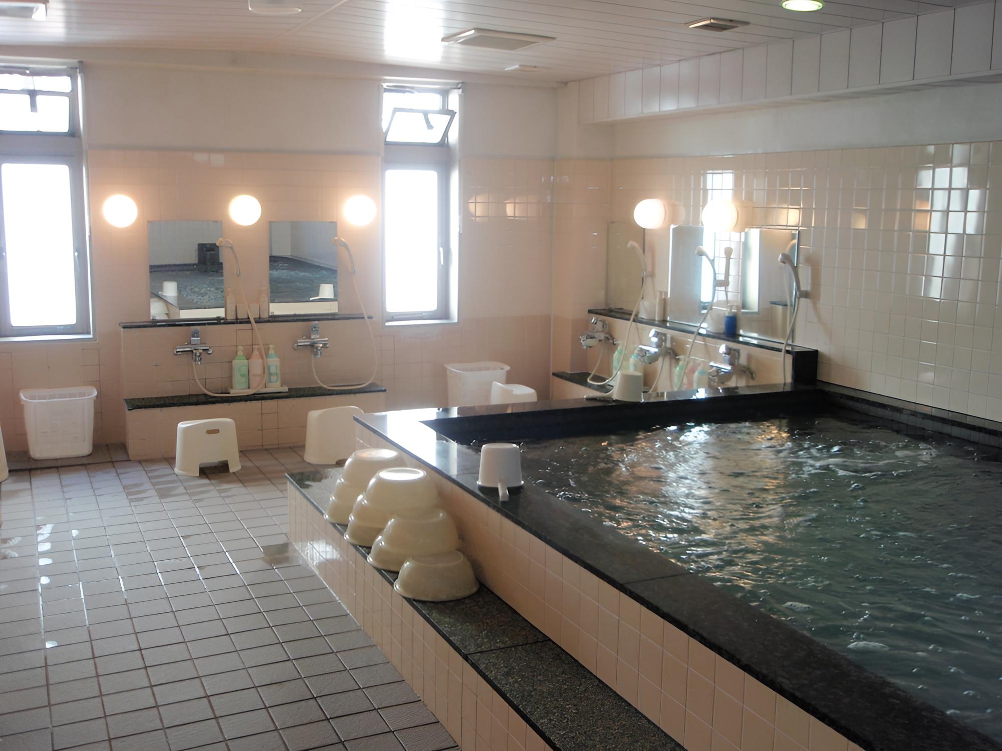 Capsule Hotel Kobe Sannomiya - Caters to men