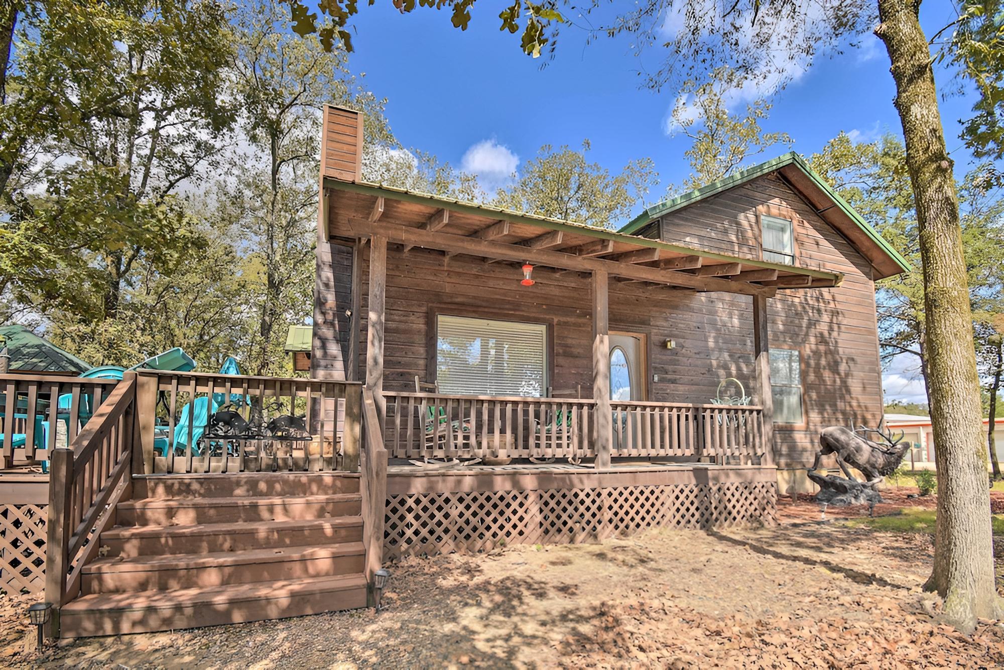 Broken Bow Cabin w/ Private Deck ~ 5 Mi to Lake!