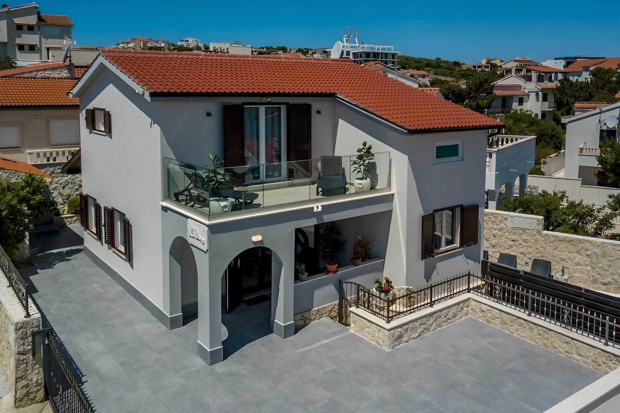 Goldie - 30 m From Beach - H