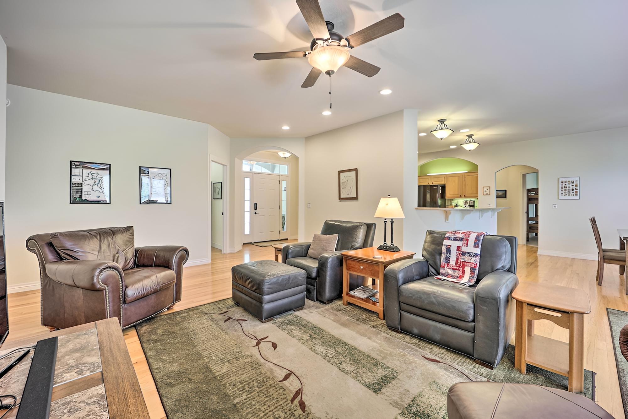 Beautiful Bella Vista Home w/ Private Deck!