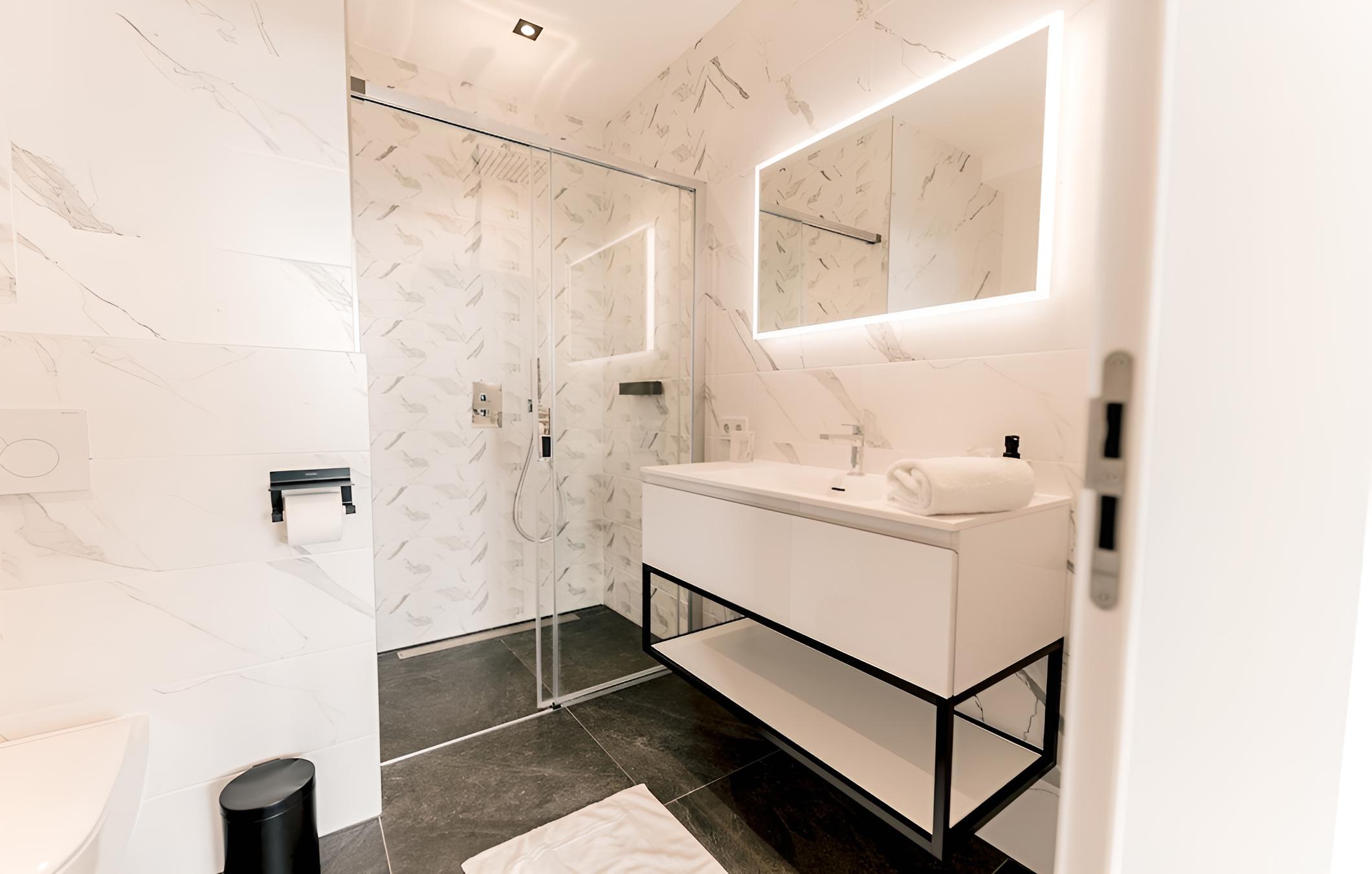 Inviting Apt w Spa Fitness & Swim Pool