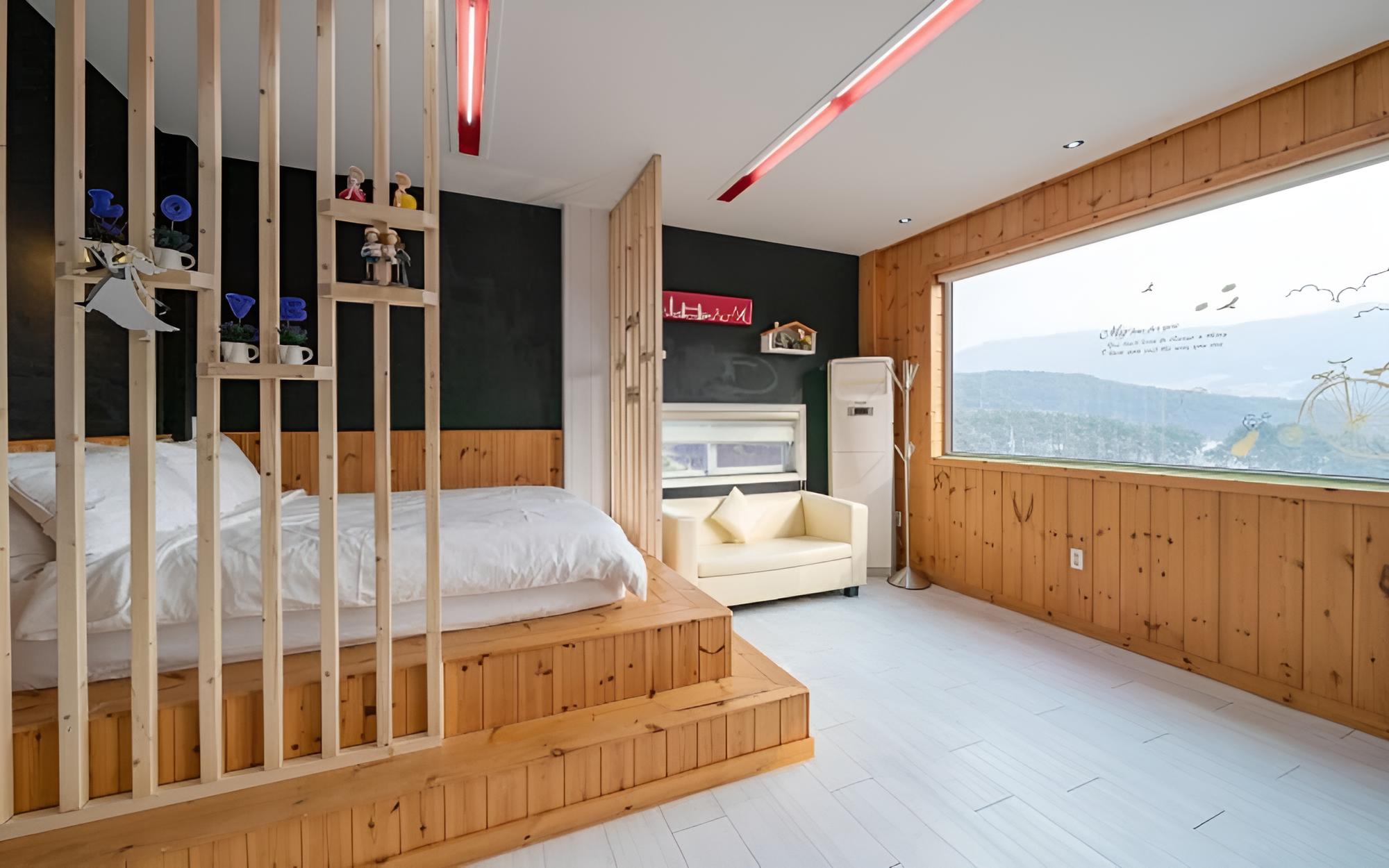 Hoengseong Fedora Pension