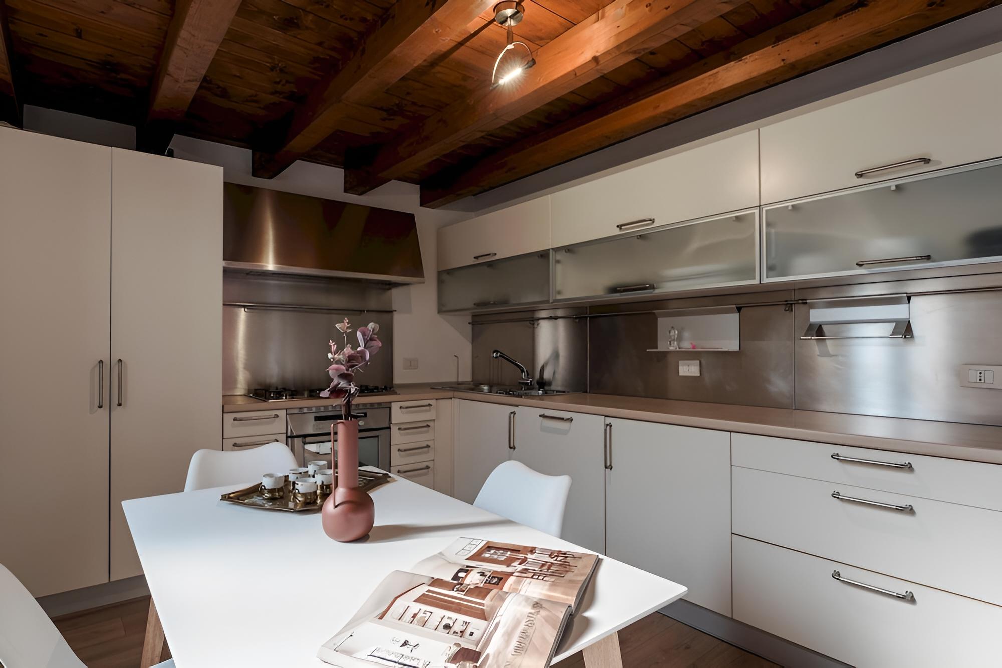 Apt24 - Duplex Open Space With Private Courtyard in Center