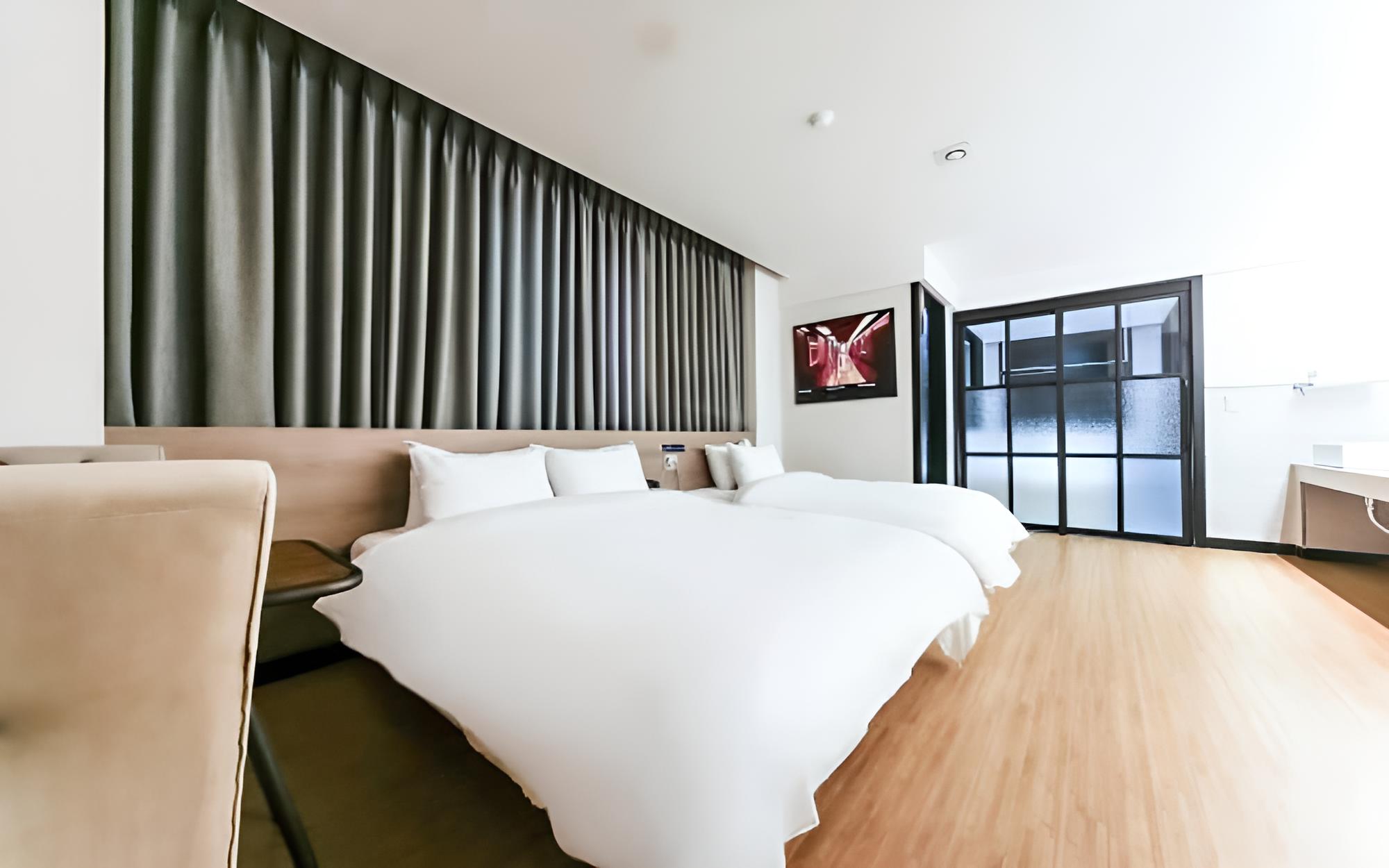 Changwon Palyongdong Praha Hotel