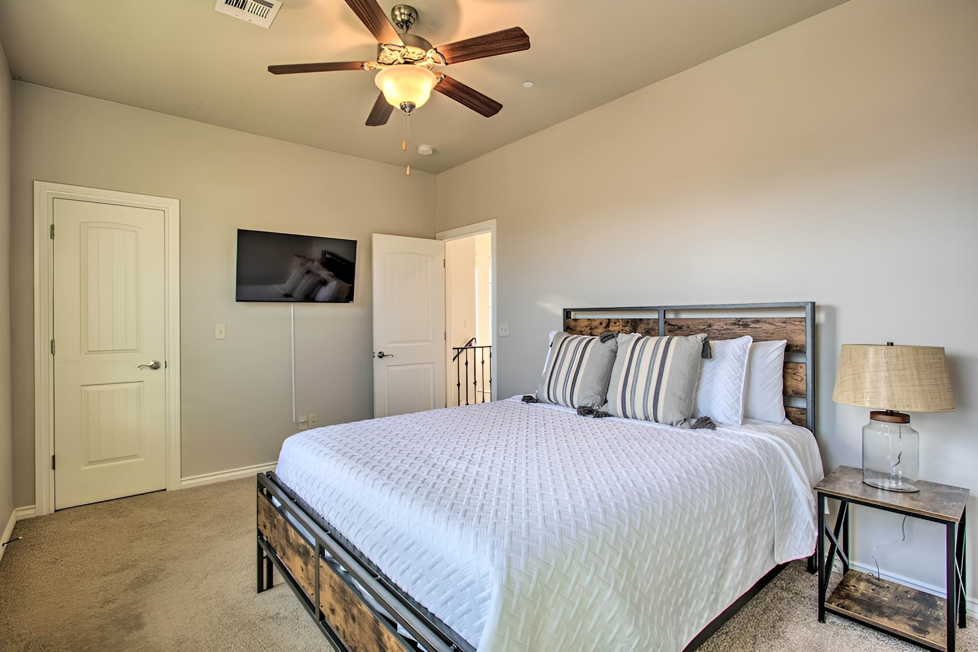 Edmond Oasis w/ Rooftop Lounge: Walk to Dtwn!