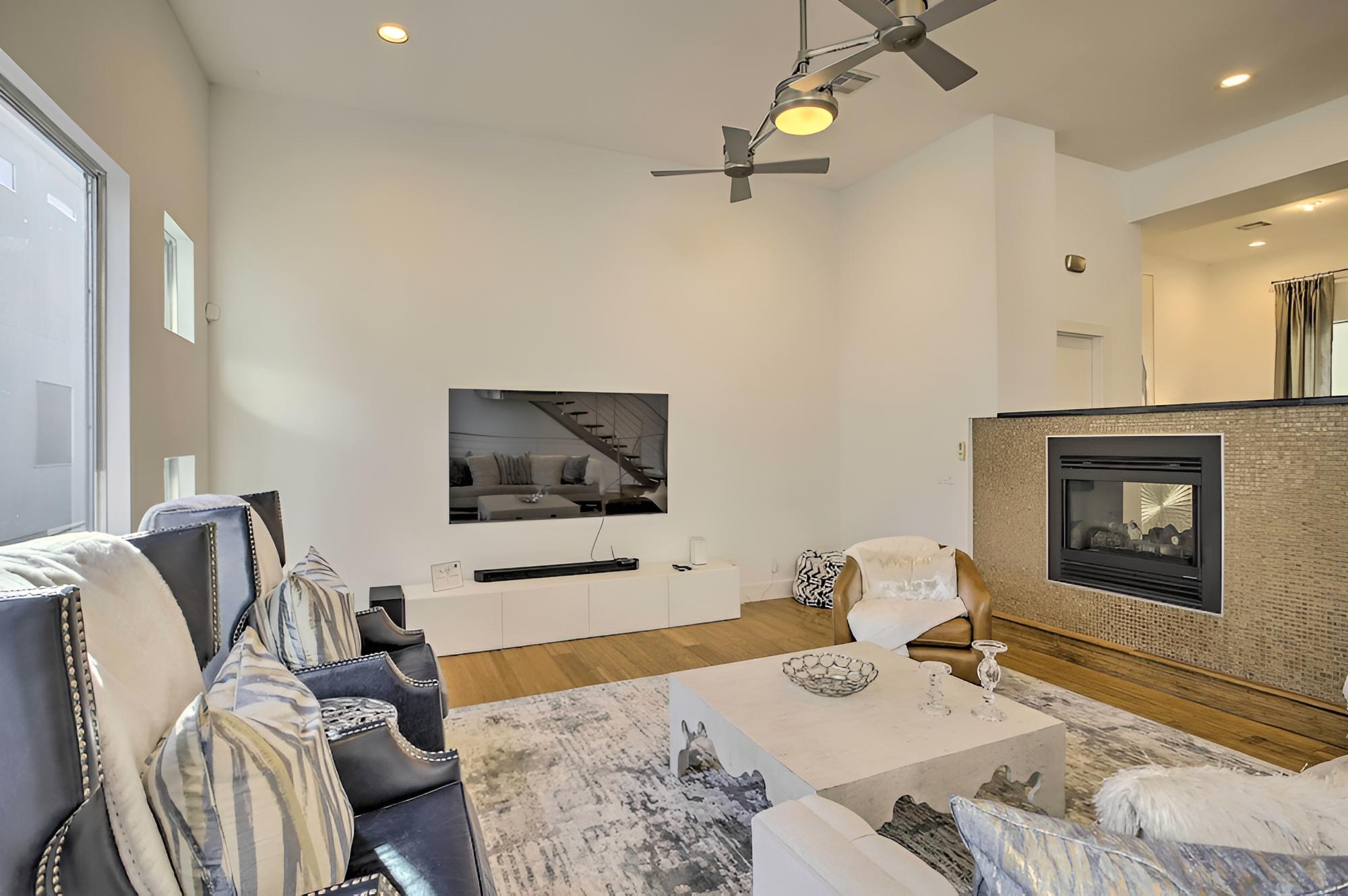 Central Houston Townhome ~ 1 Mi to Downtown!