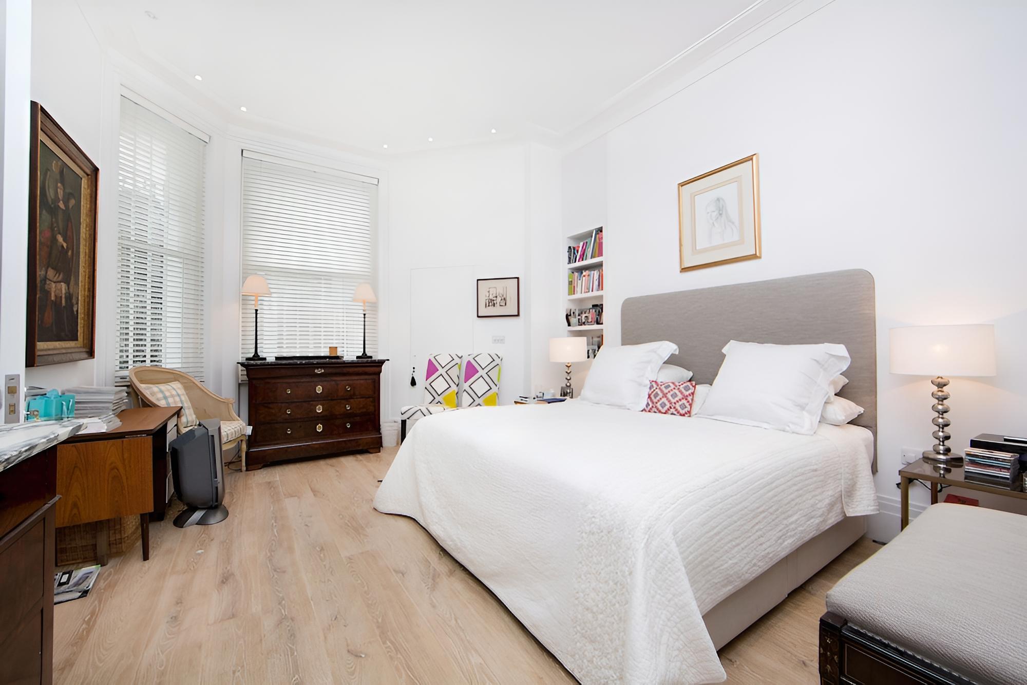 Beautiful and Spacious 2 Bed/2 Bath Property Just Moments From Earls Court