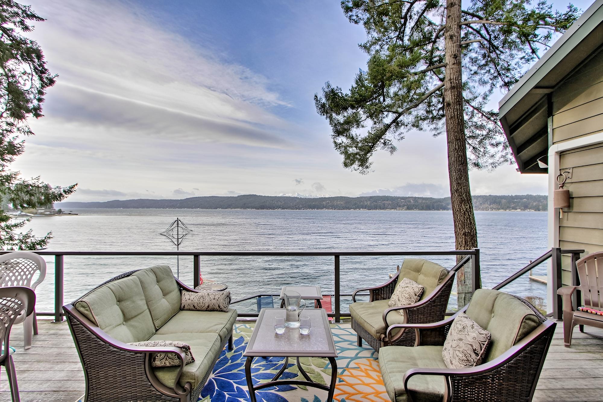 Beautiful Home on Hood Canal w/ Hot Tub & Dock!