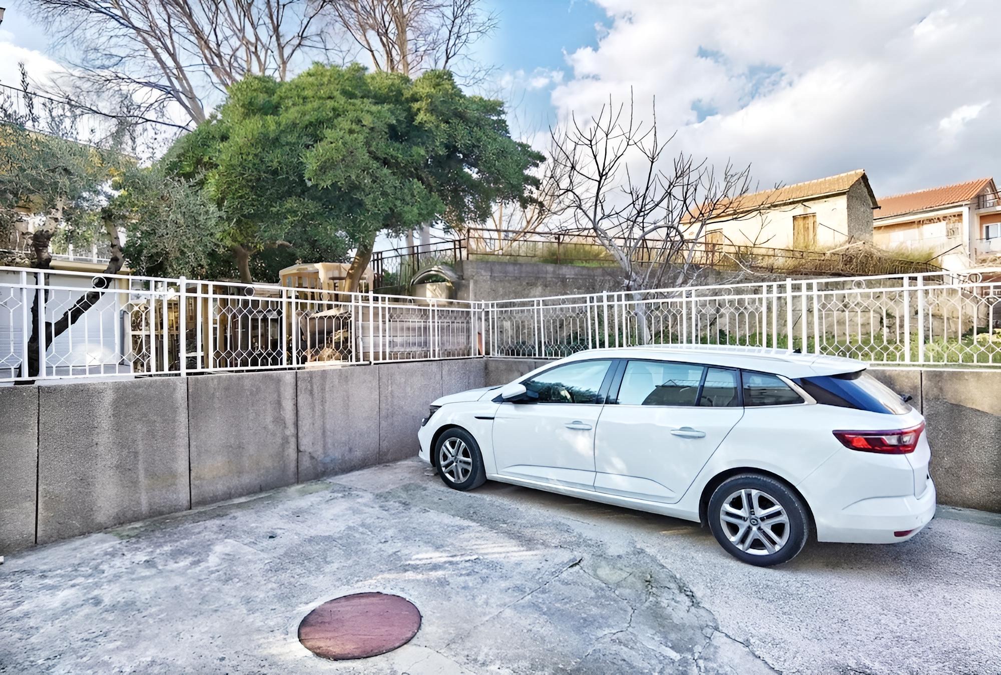 Monika - Free Parking - A1