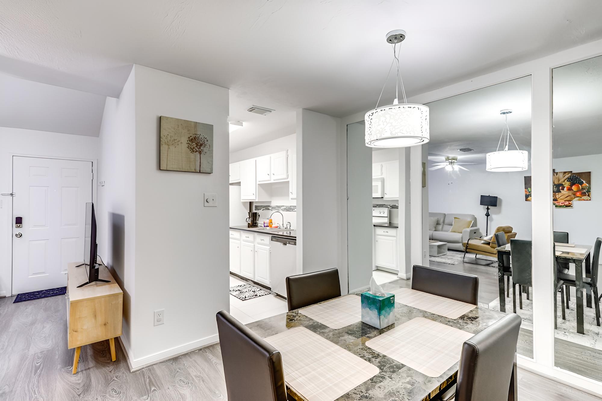Quiet Houston Townhome Near Parks & Shopping