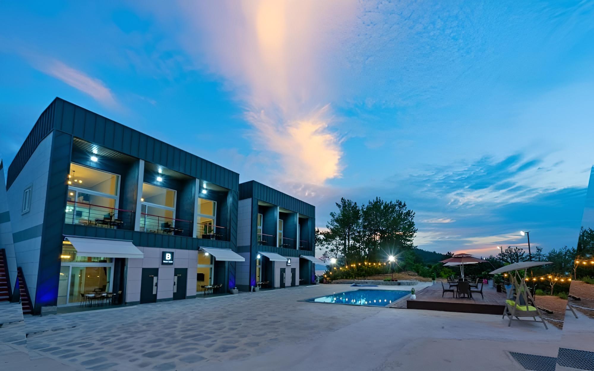 Yeosu Beach Castle Pension view 5