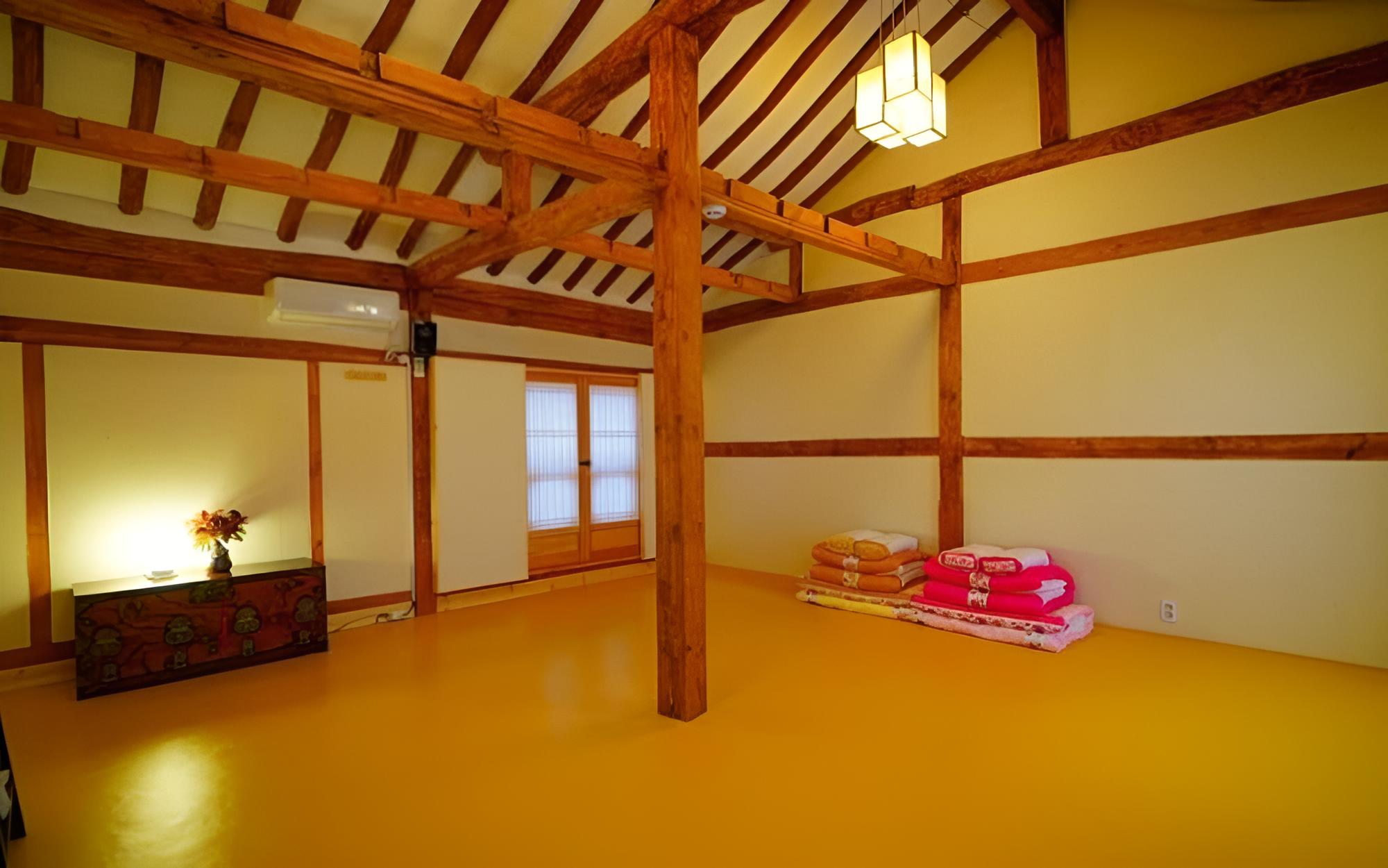 Jeonju Deokindang and Su Guesthouse