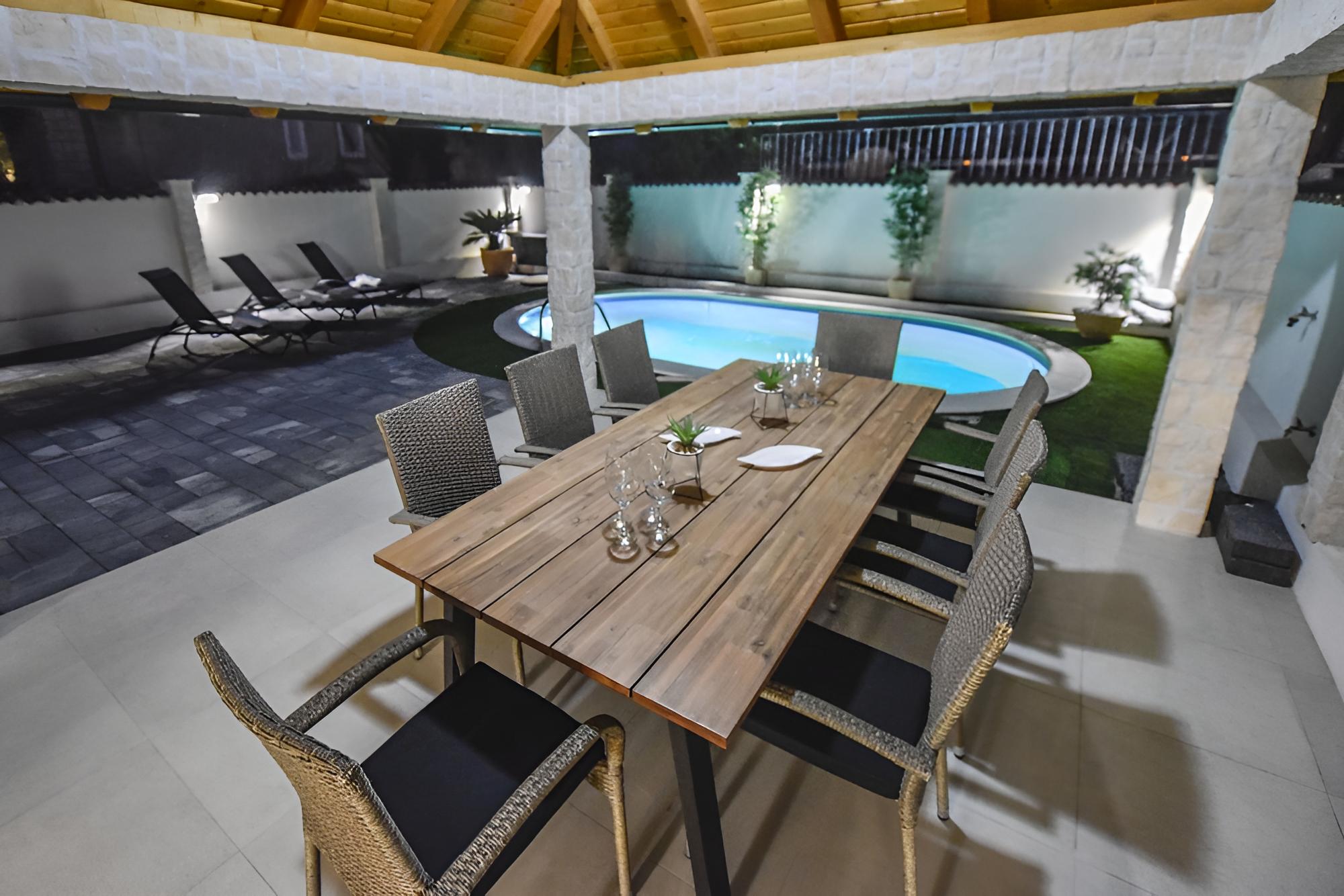 Holiday Home with Pool Oaza