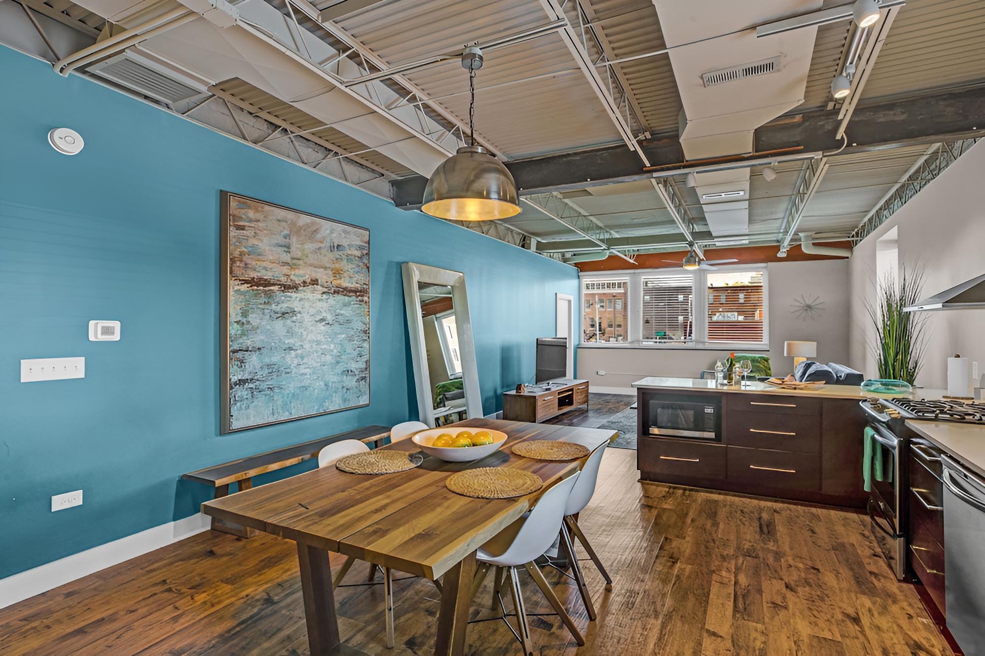 A Friendly Staycation - Downtown Condo Close to City Amenities