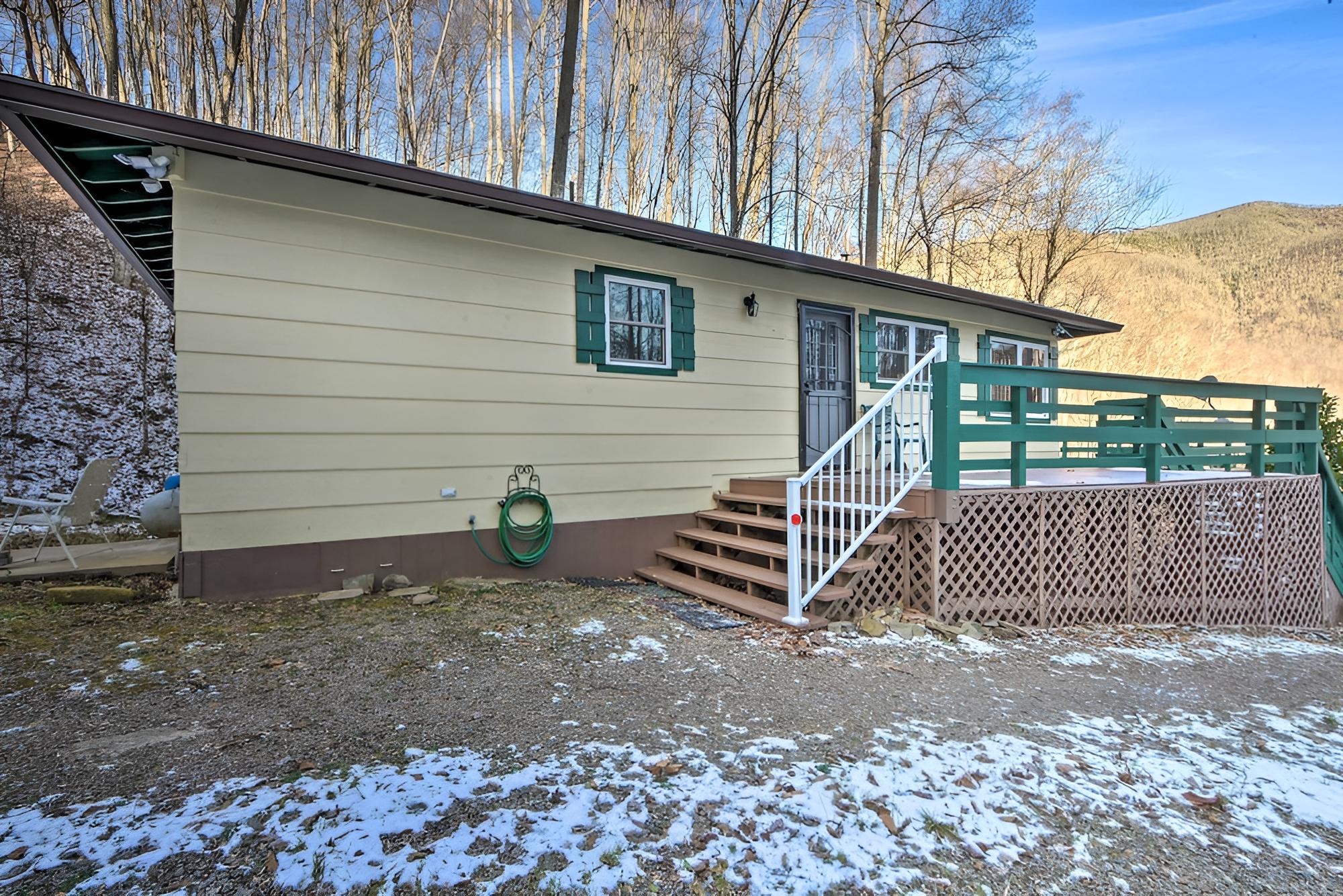 Nantahala Mountain Cabin w/ Deck ~ 1 Mi to Hiking!