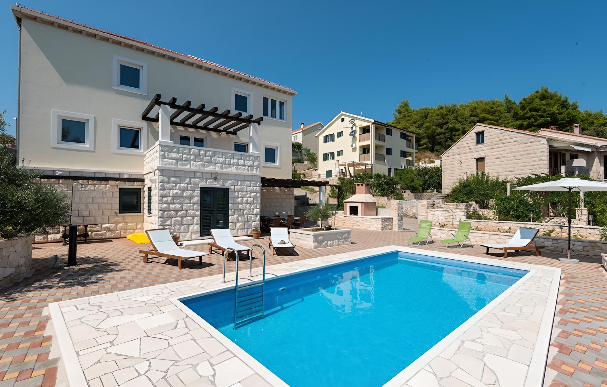 Sandra - With Swimming Pool - H