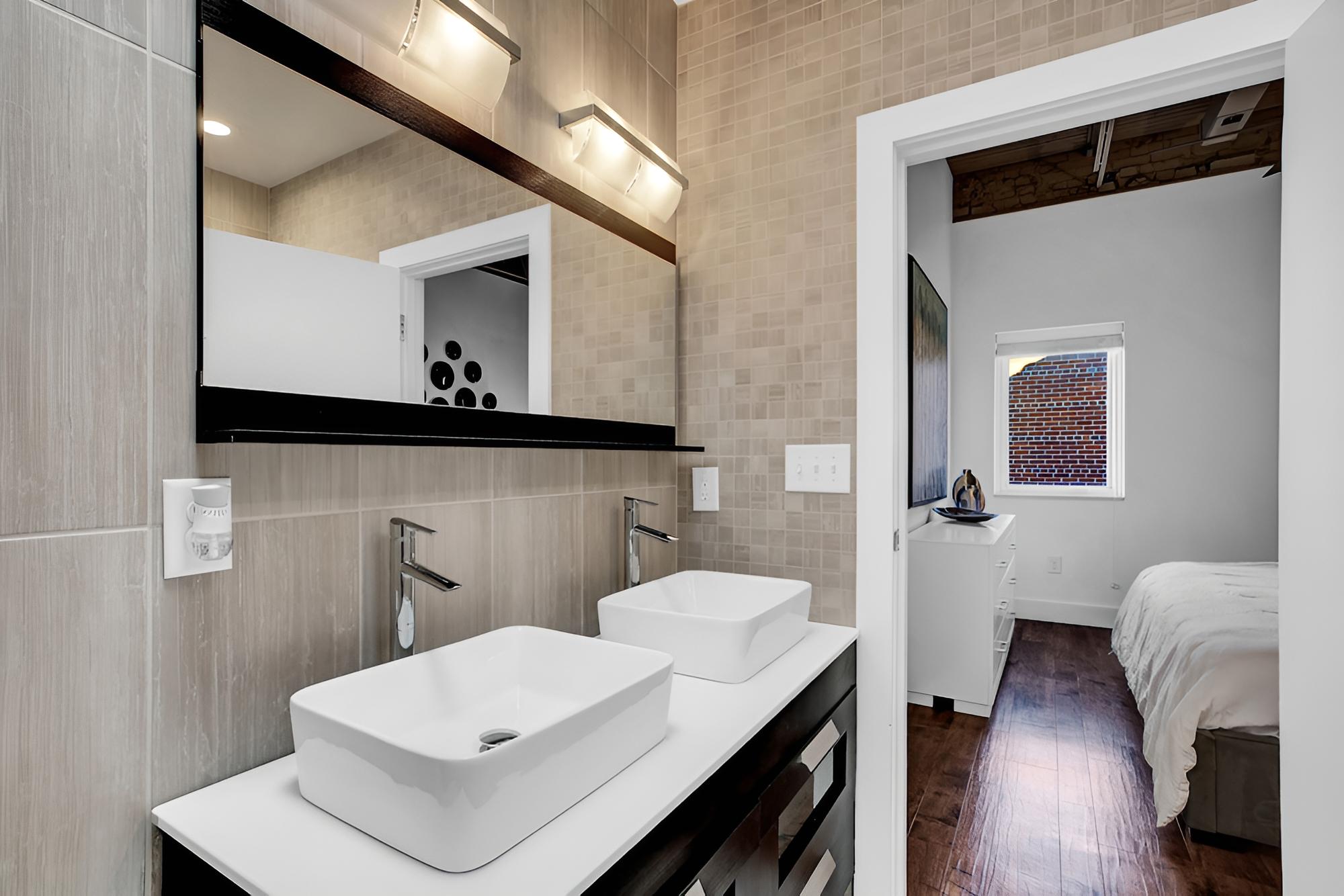A Friendly Staycation - Downtown Condo Close to City Amenities