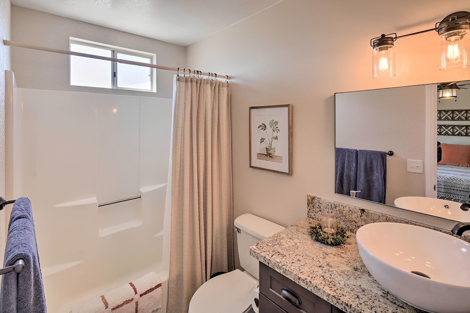 Updated Home W/patio, 5 Mins to Lake Havasu!