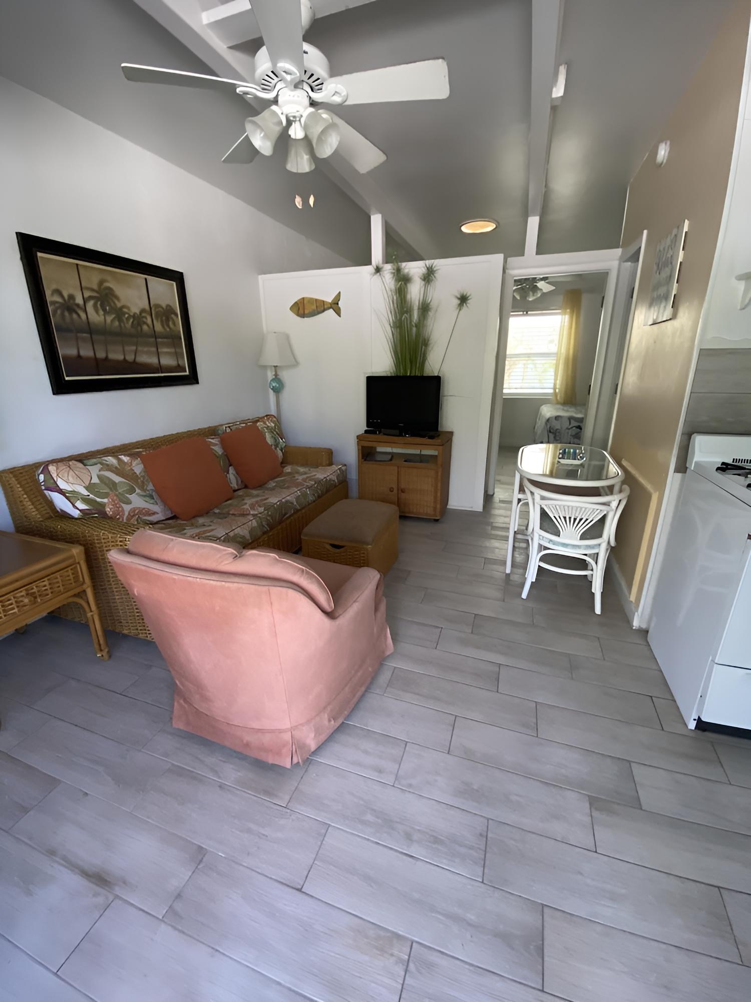 Tropical Winds Motel & Cottages