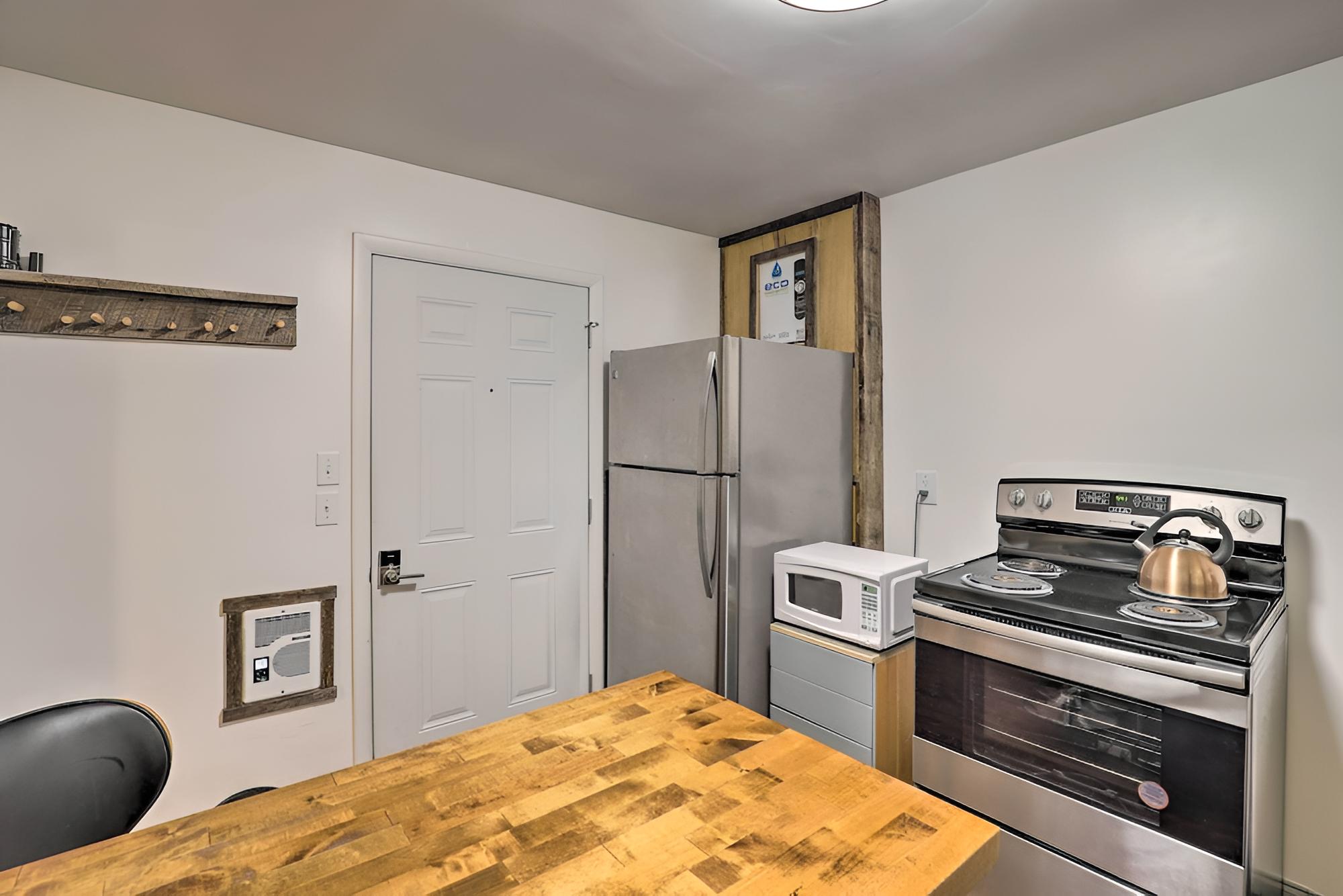 Burnsville Apt w/ River View - 10 Mi to Hiking!