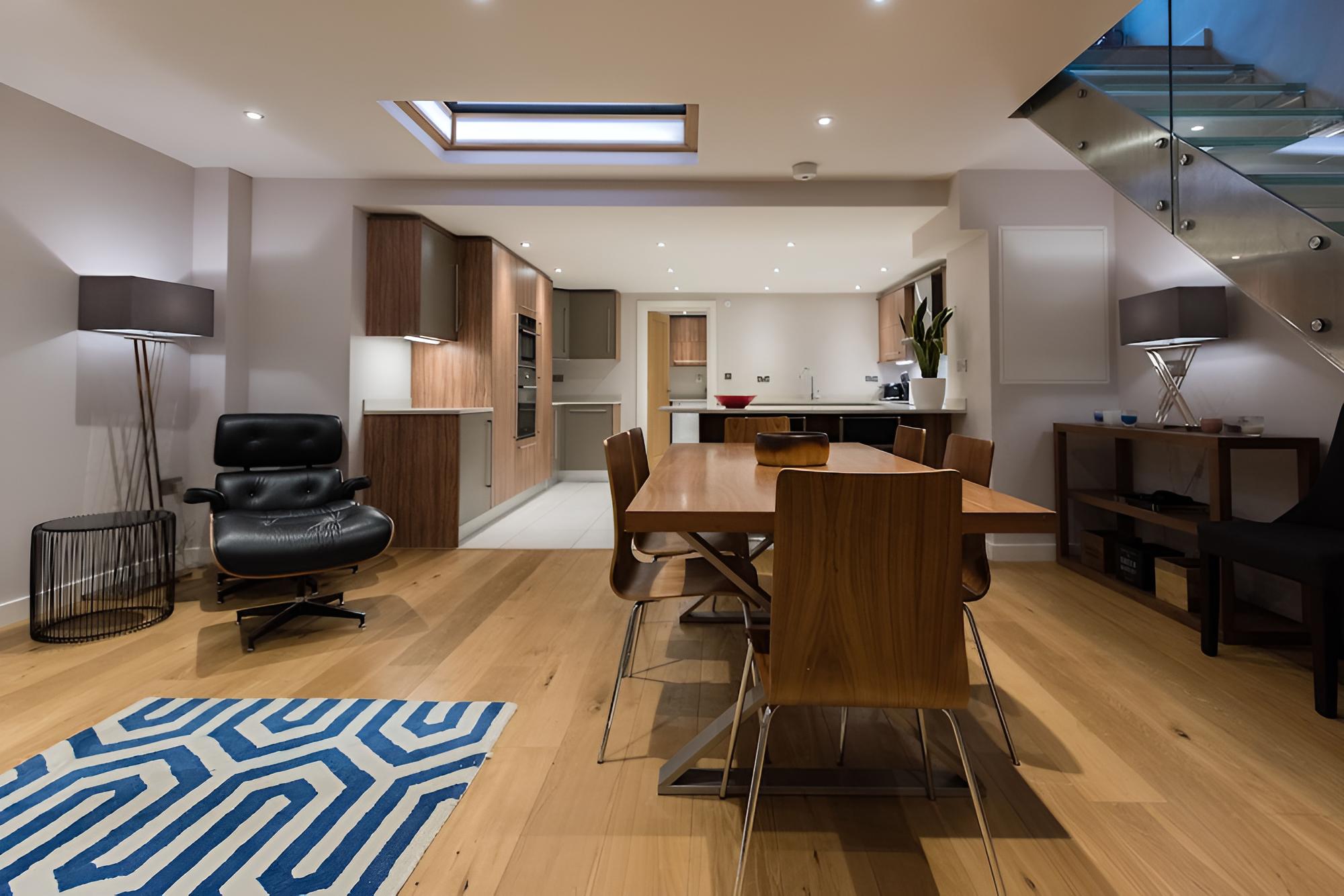 The Escalier Mews - Stunning 3BDR Mews Home Flooded with Natural Light
