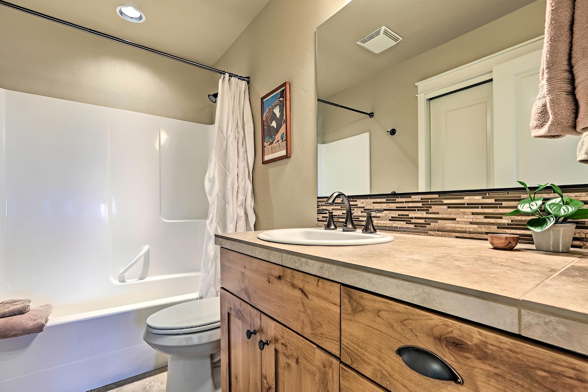 West Bend Gem ~ 1 Mi to Drake Park & Downtown