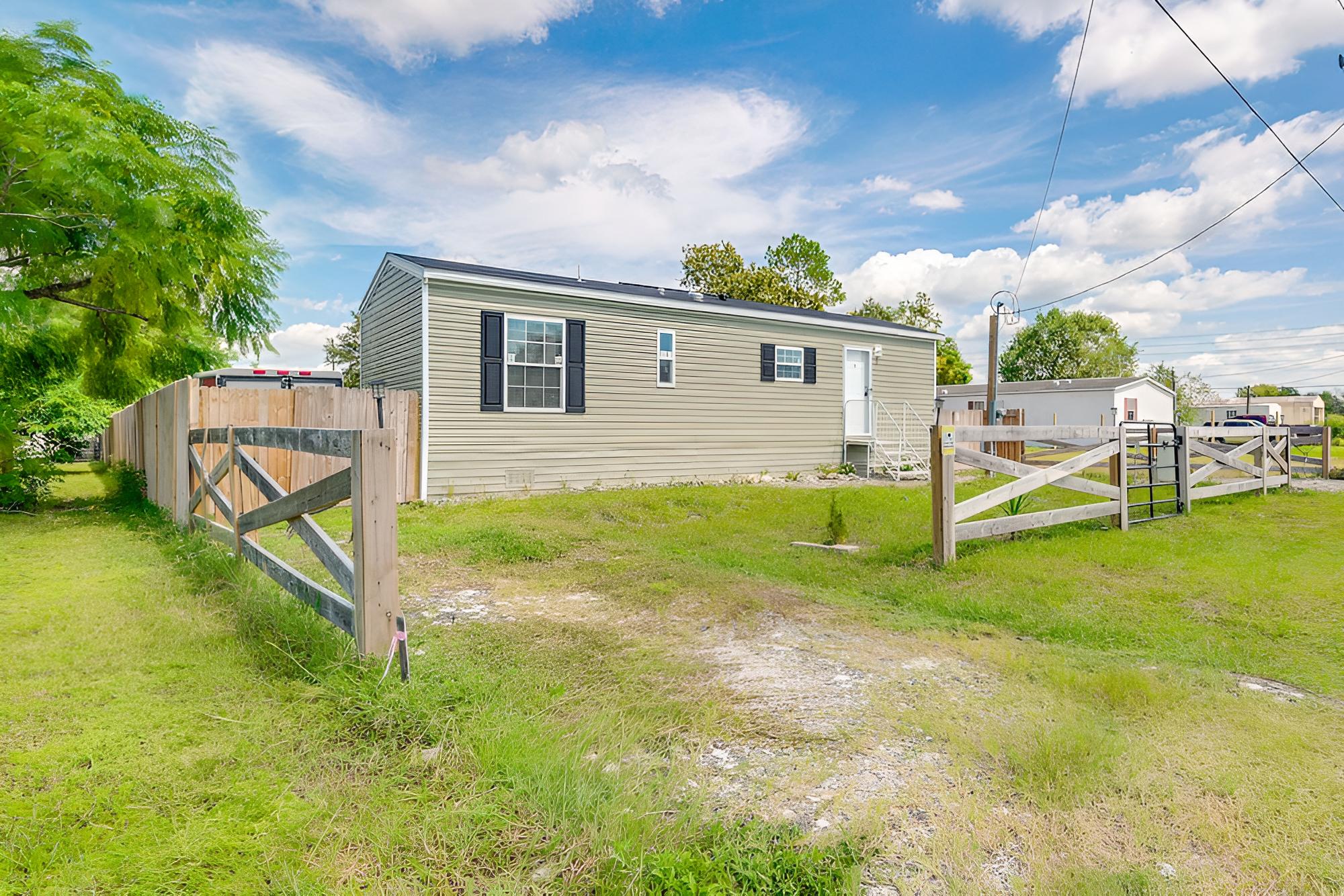 Brooksville Home w/ Fenced Yard - 14 Mi to Coast!