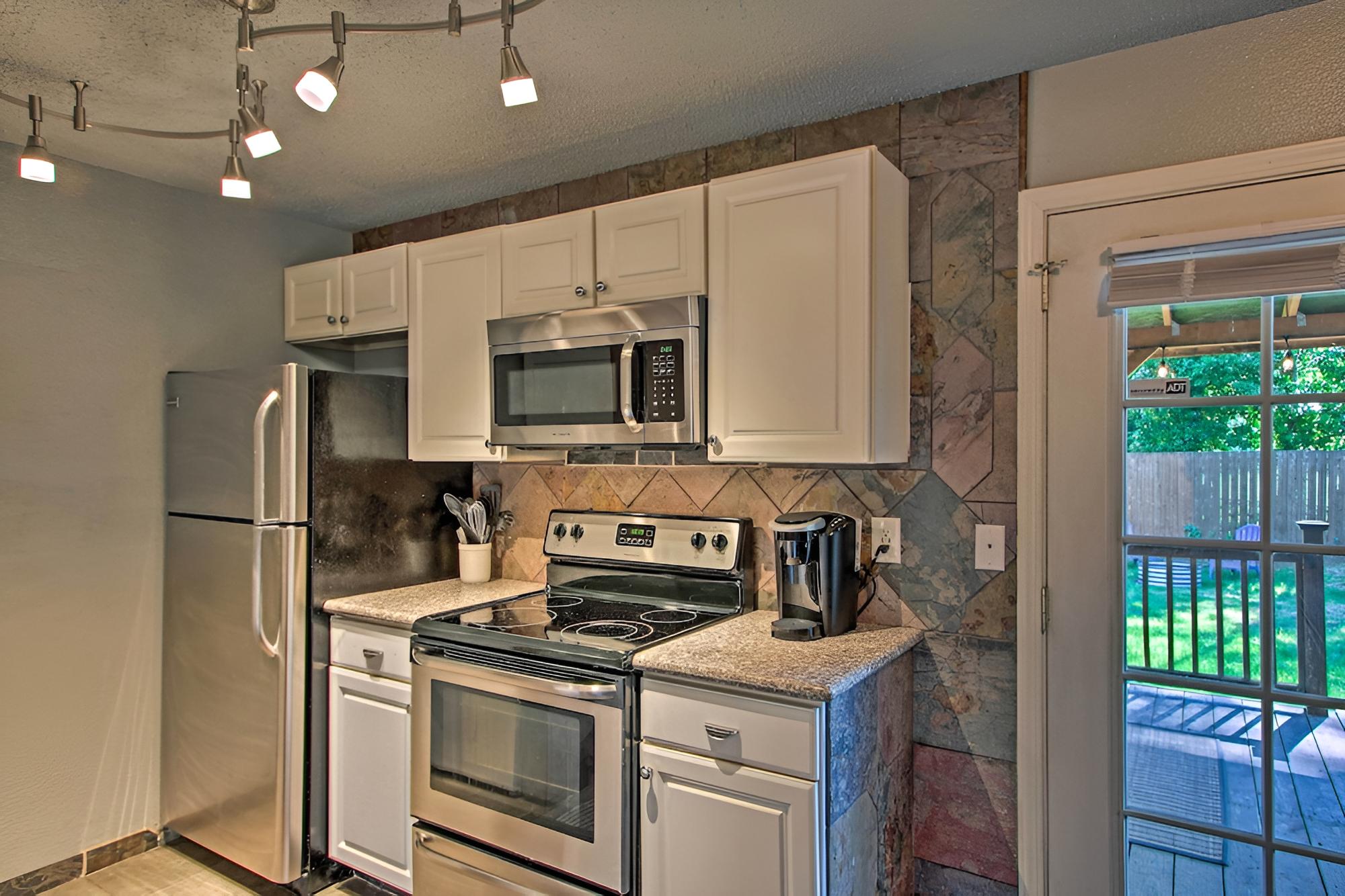 Townhome w/ Yard: 3 Mi to Camp Murray & Jblm
