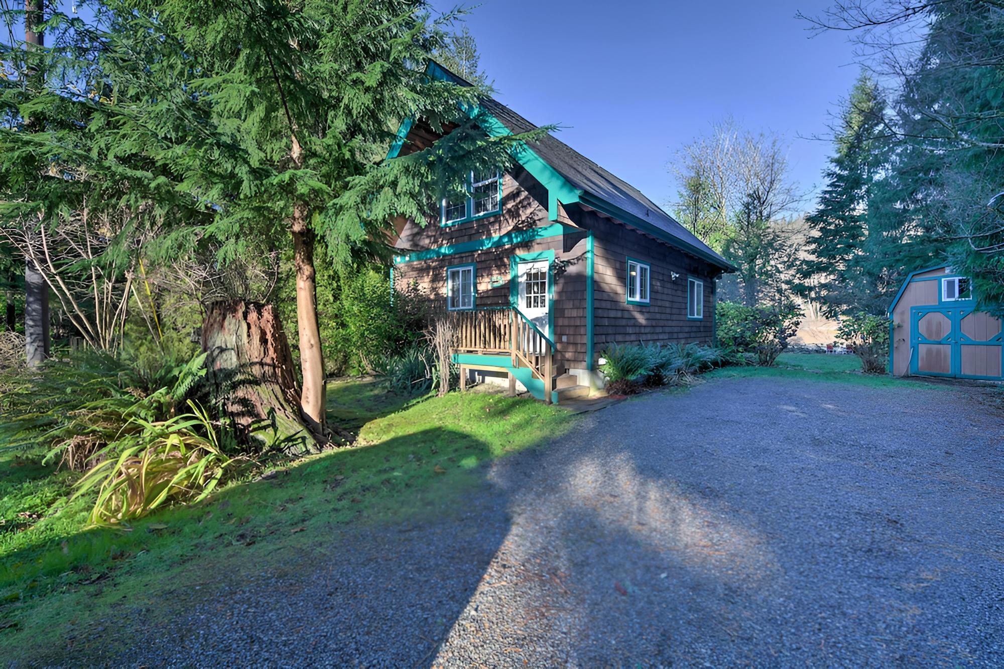 Riverfront Gold Bar Cabin by Hiking & Stevens Pass