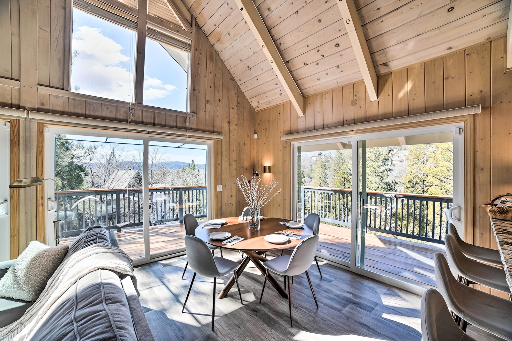 Lake Arrowhead Cabin: Private Deck & Hot Tub!