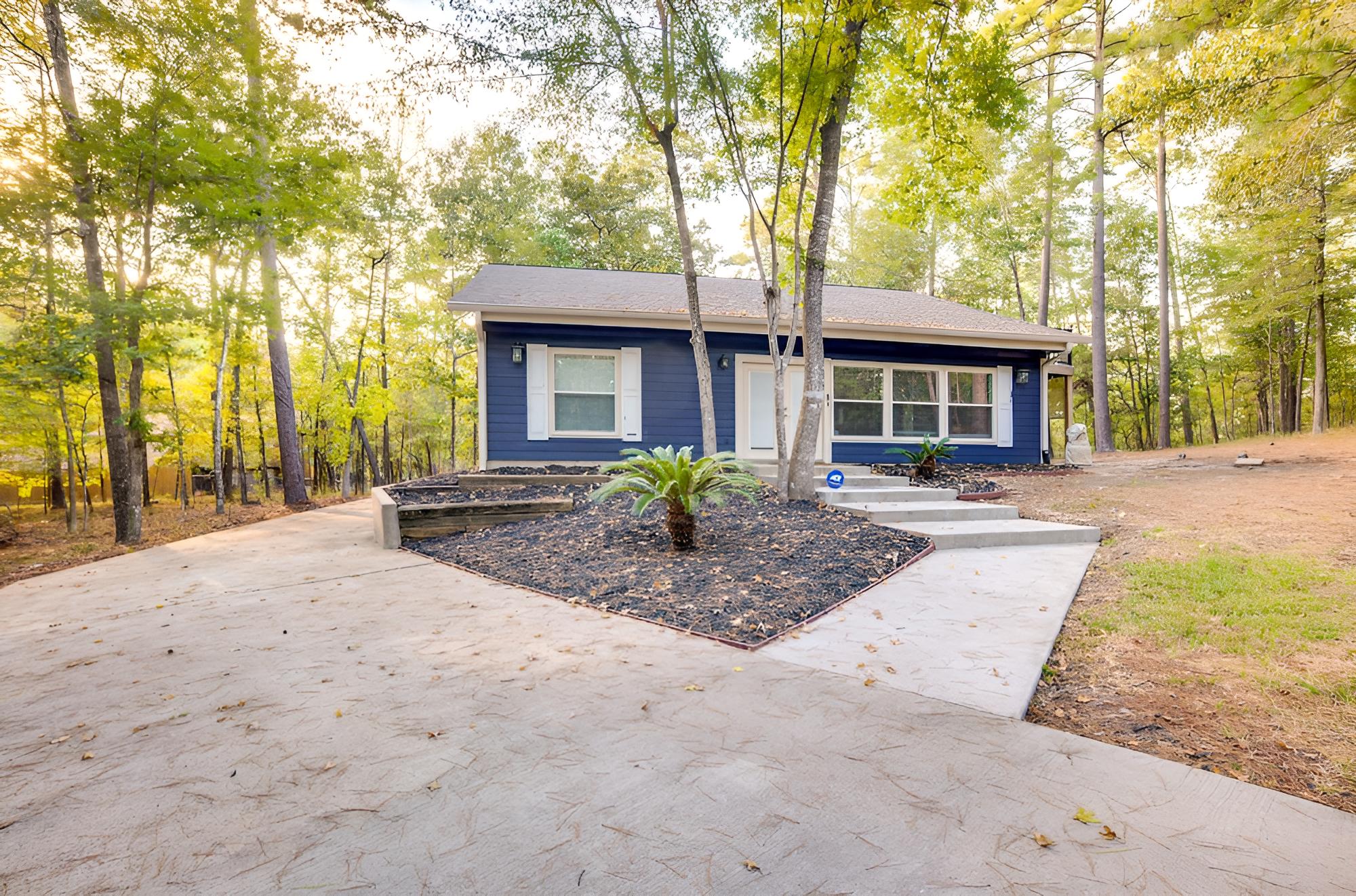Lake Livingston Cabin: Half-mi to the Water!