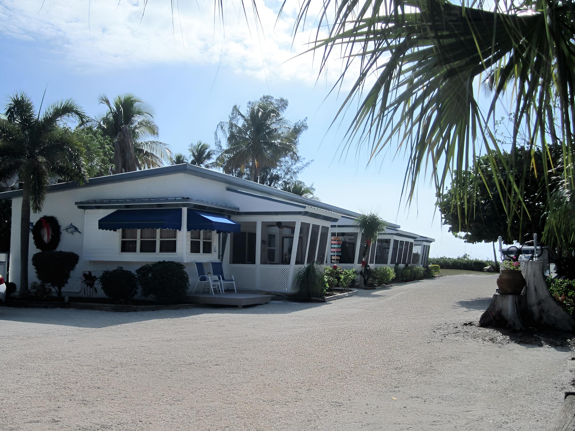 Tropical Winds Motel & Cottages