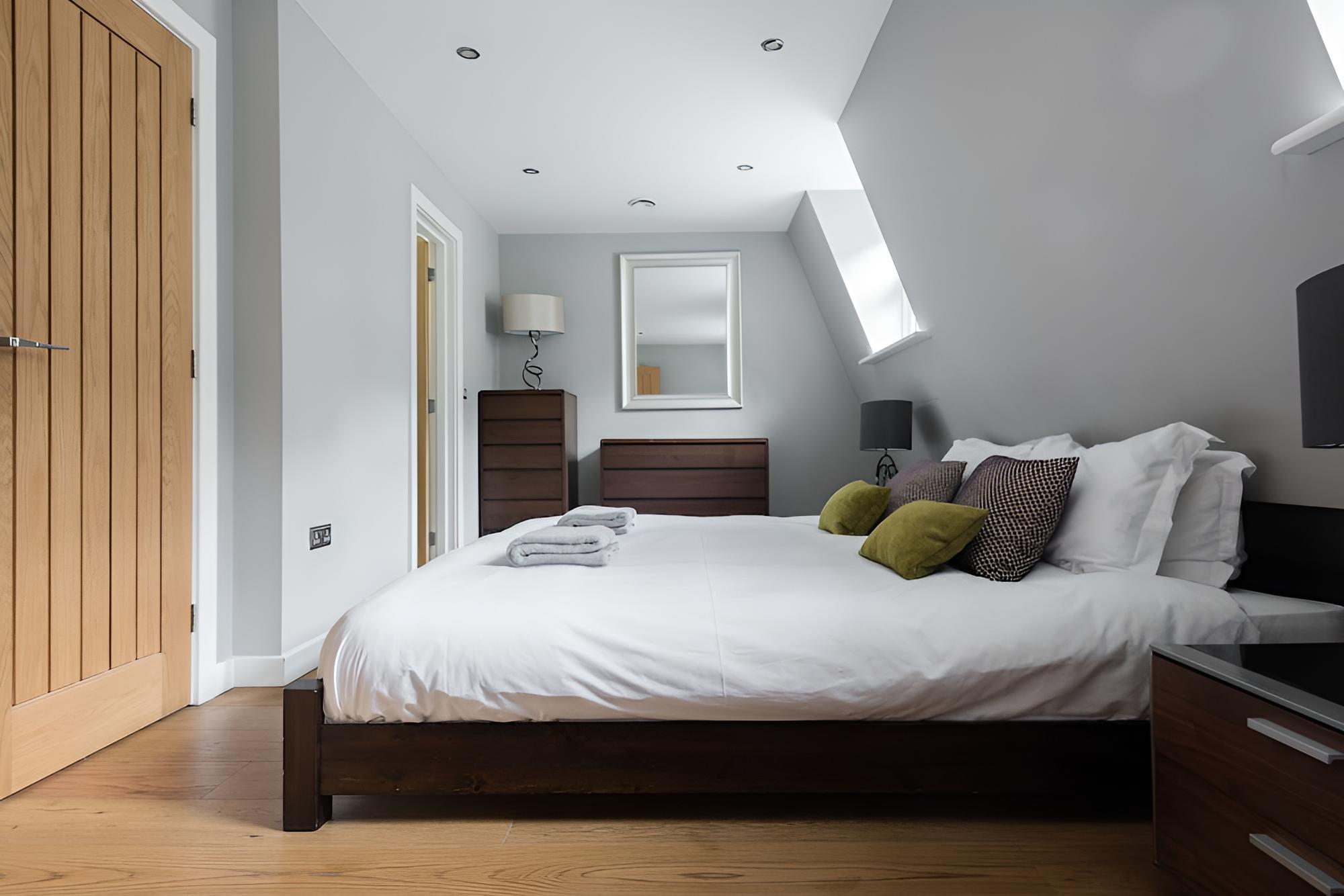 The Escalier Mews - Stunning 3BDR Mews Home Flooded with Natural Light