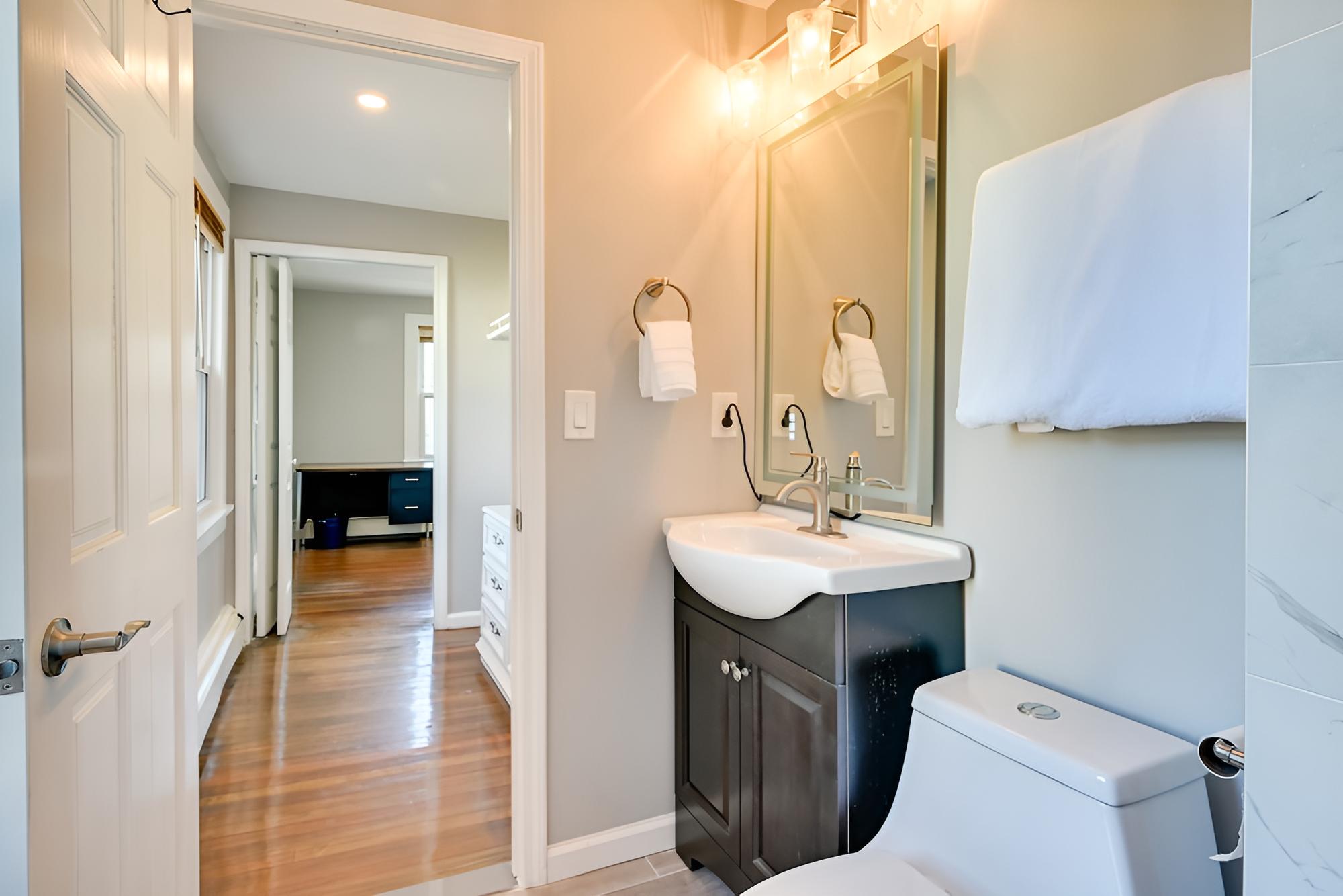 Family-friendly Avon Home: 10 Mi to Hartford!