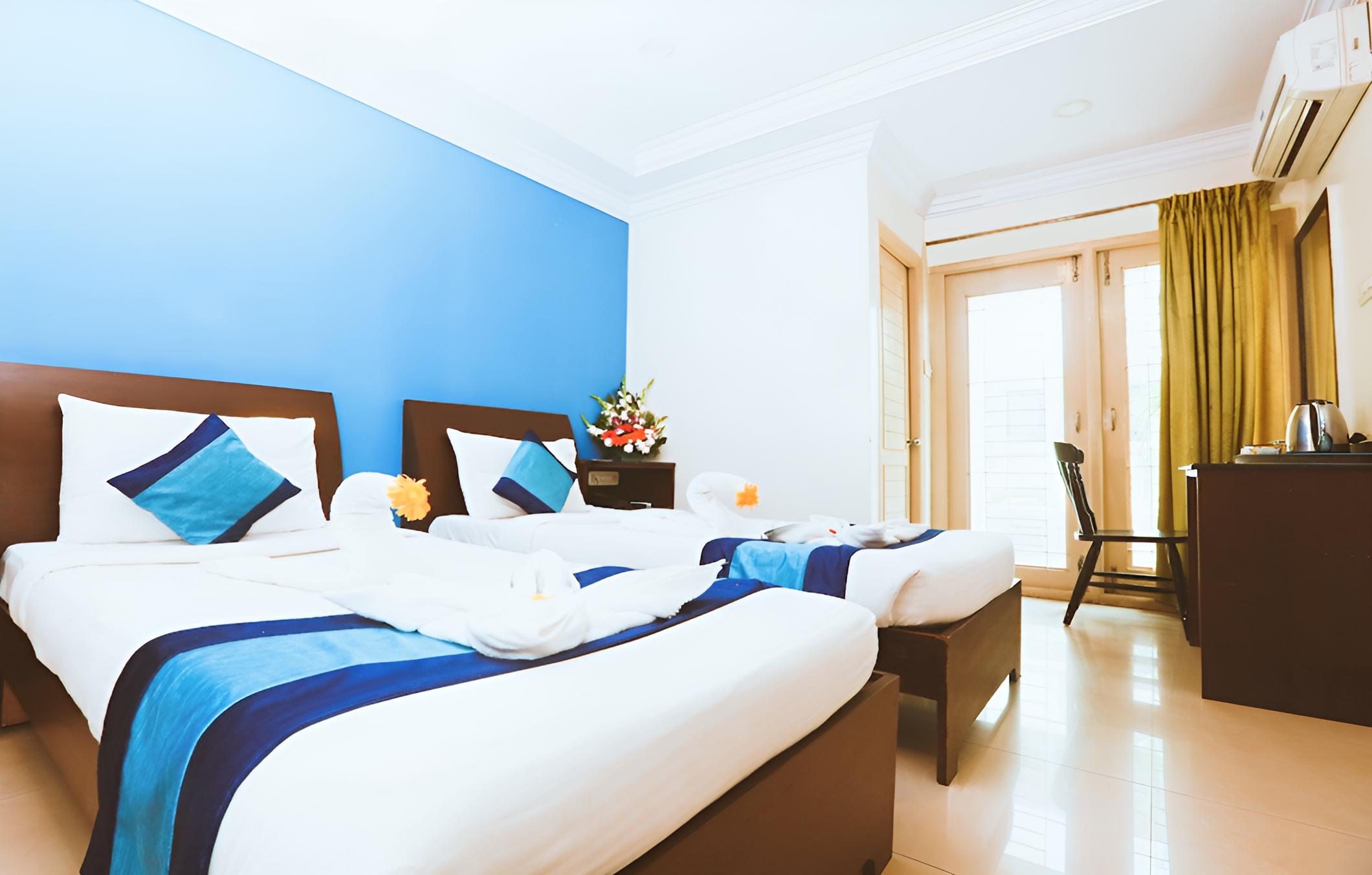 Hotel Mint Green Path