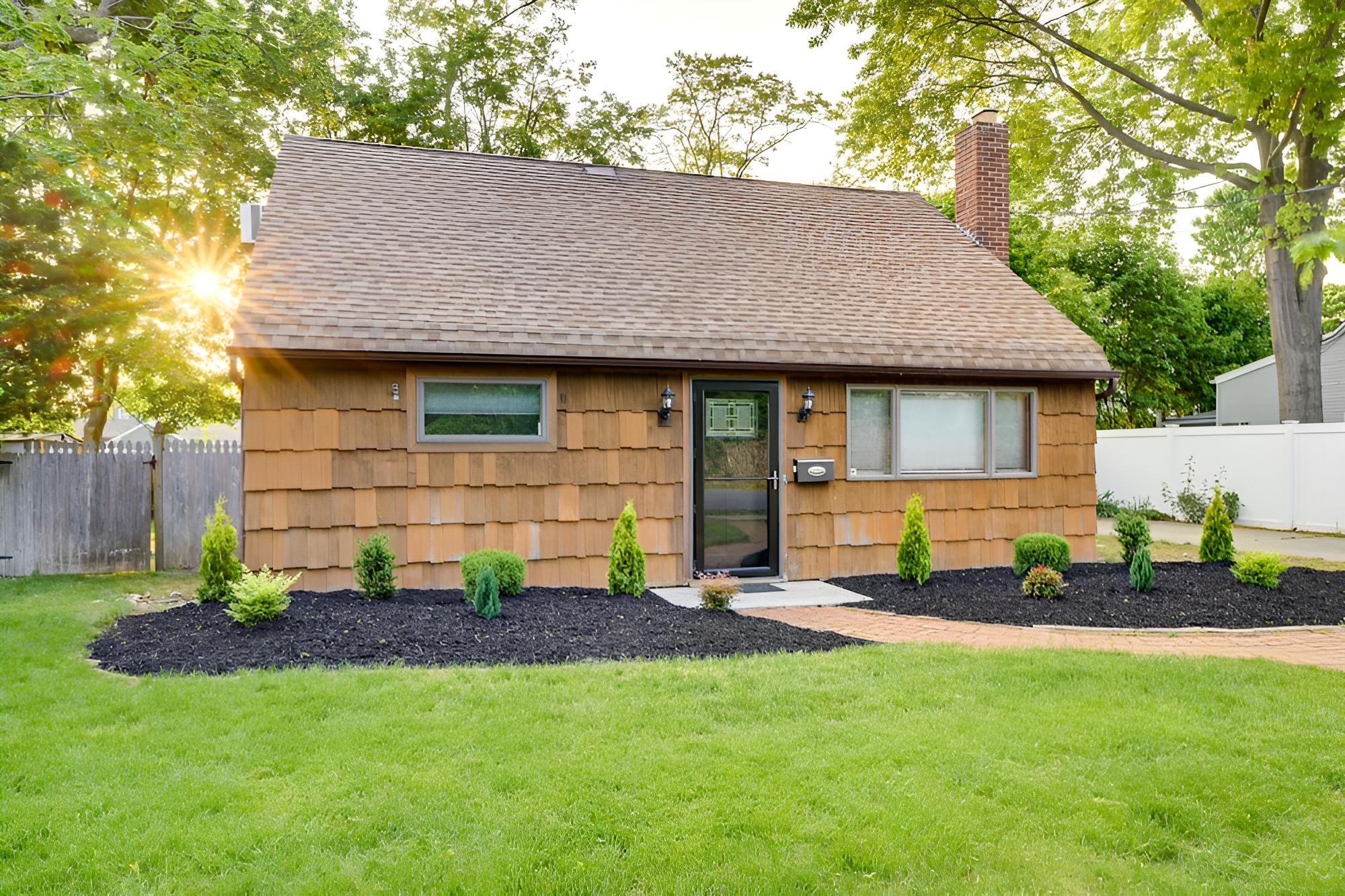 Long Island Home w/ Deck, Yard, 5 Mi to Beach!