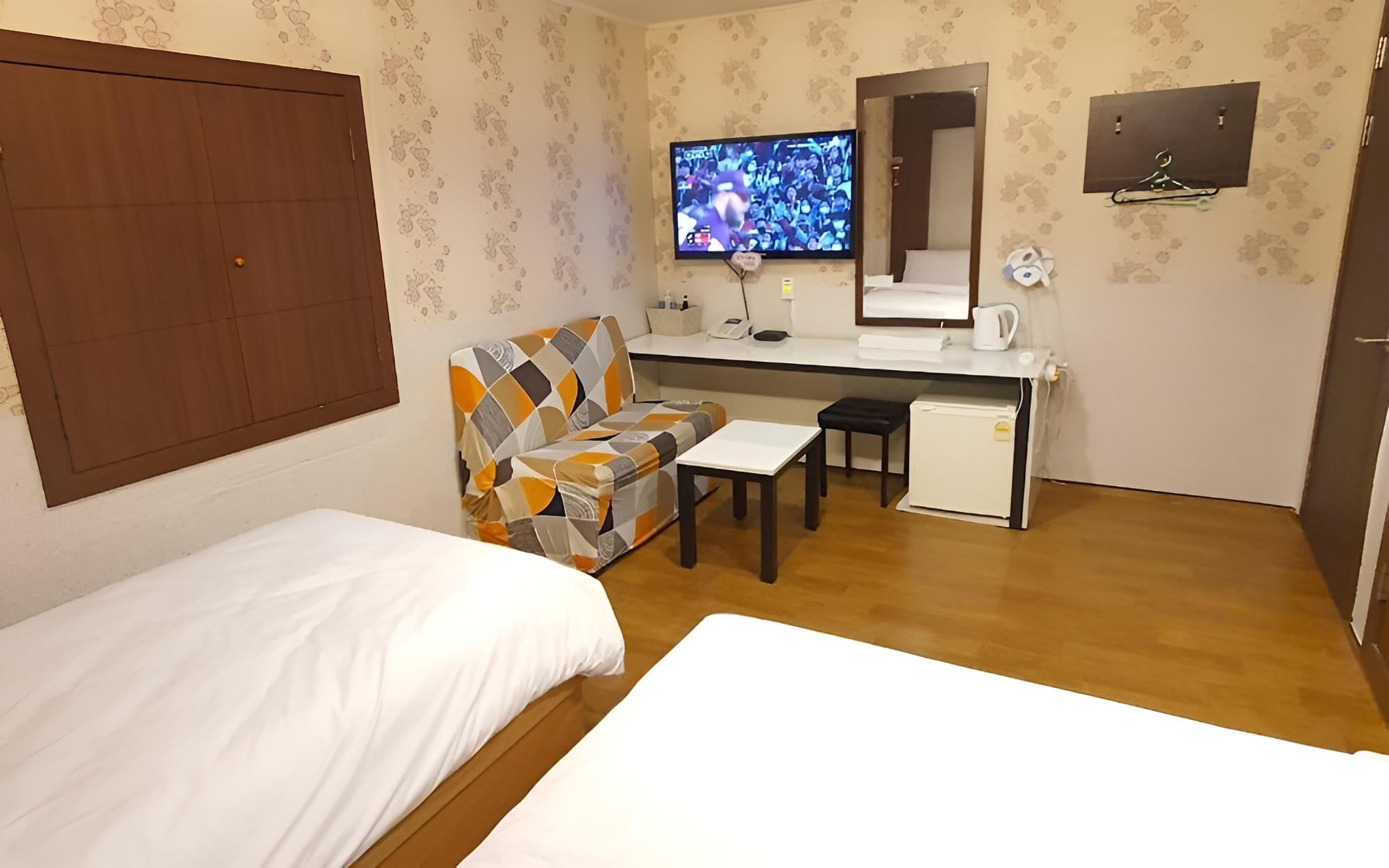 Yanggu Hyundai Motel view 5