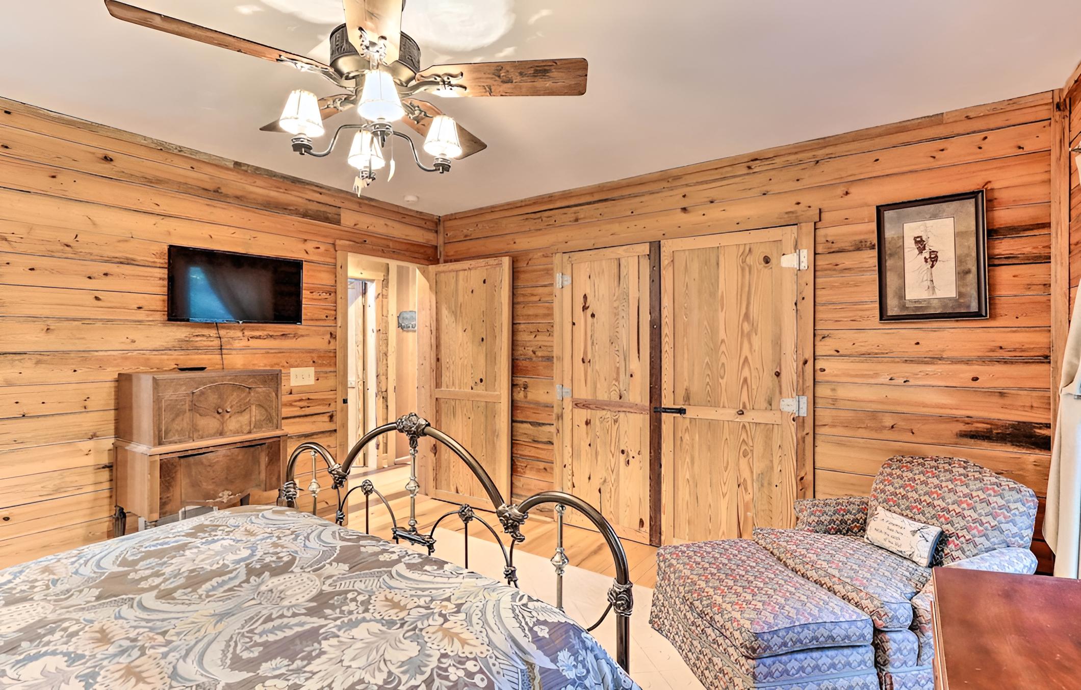 Cozy Brasstown Cabin: Deck, Grill + Kayaks!
