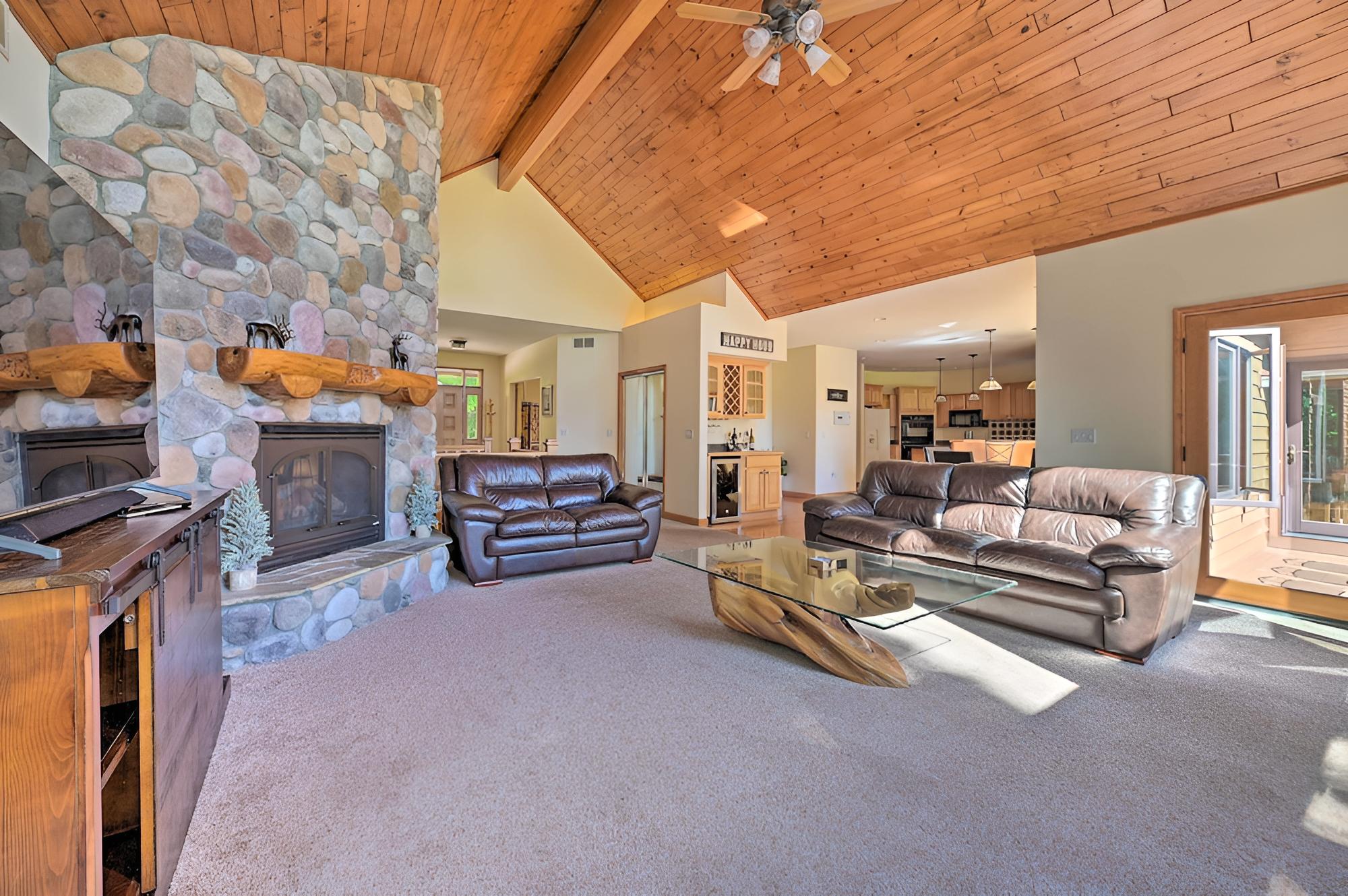 Huge Bellaire Home on Cedar River Golf Course