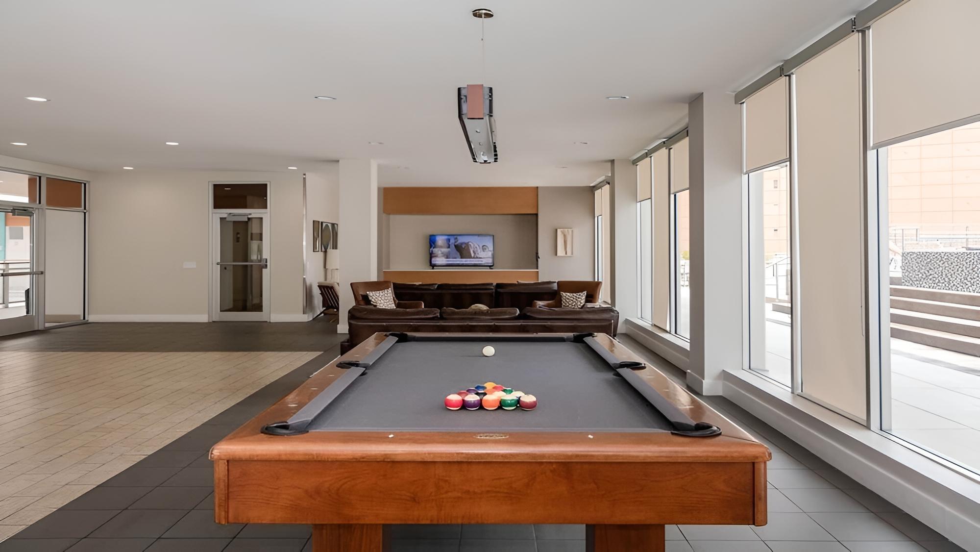 Bold CozySuites w/pool, gym, roof #10