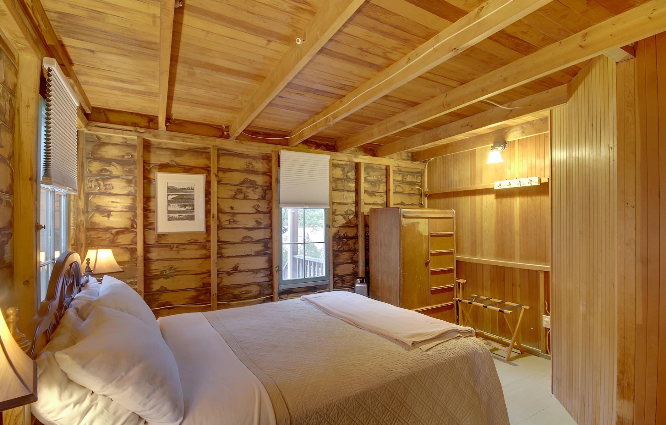 Rustic Lake House on Lake Champlain's Barney Point