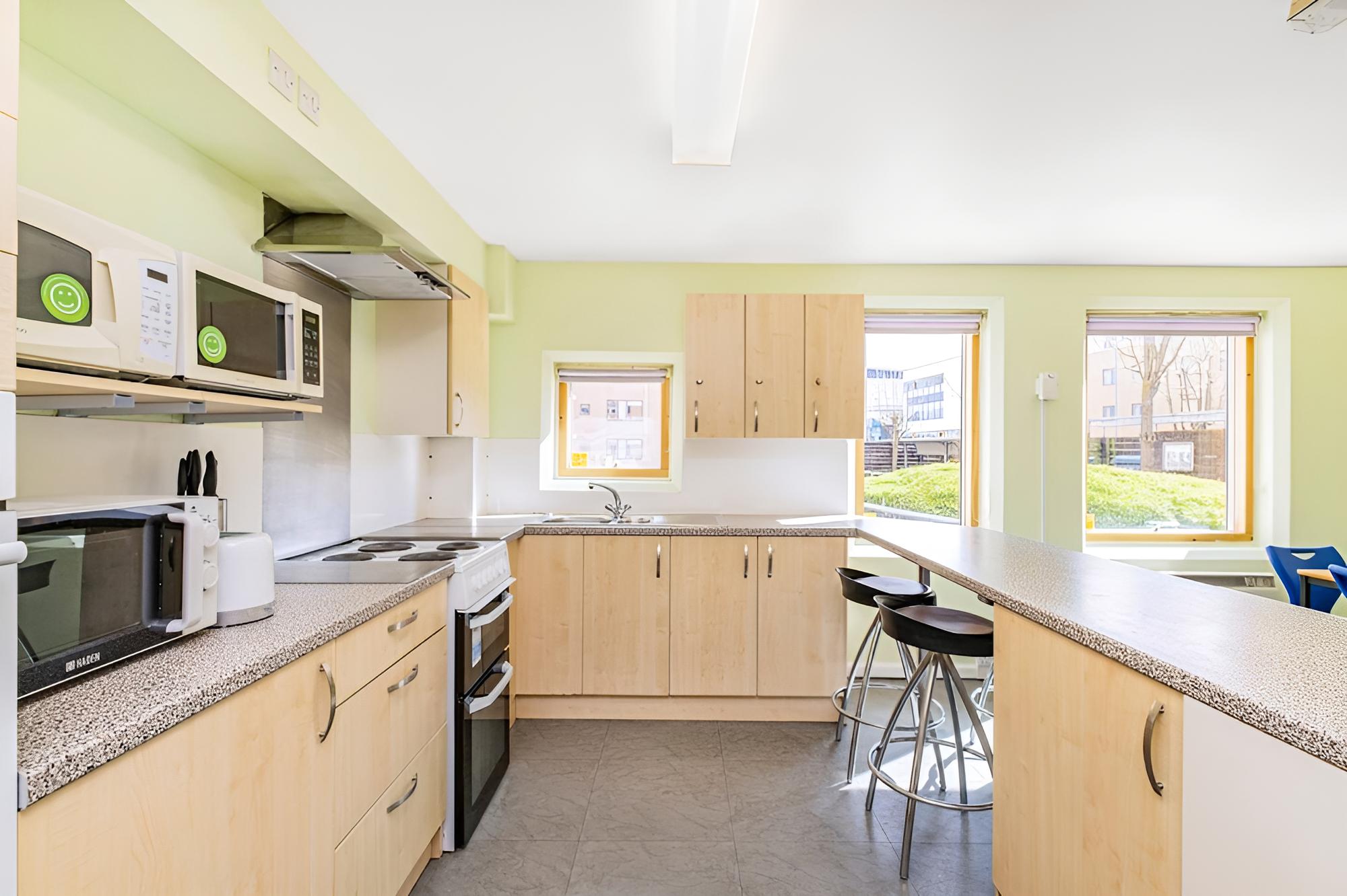 Bright Ensuite Rooms HATFIELD - SK view 4