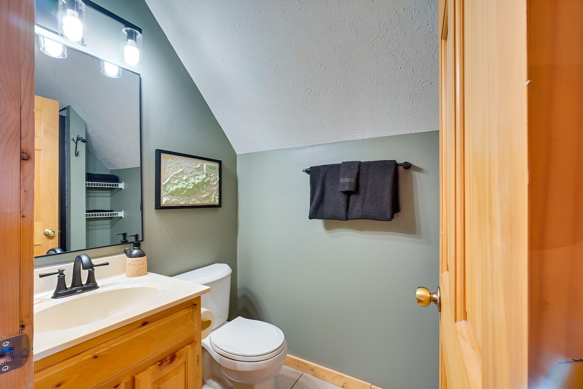 Gatlinburg Cabin: Hot Tub & Loft w/ Games!